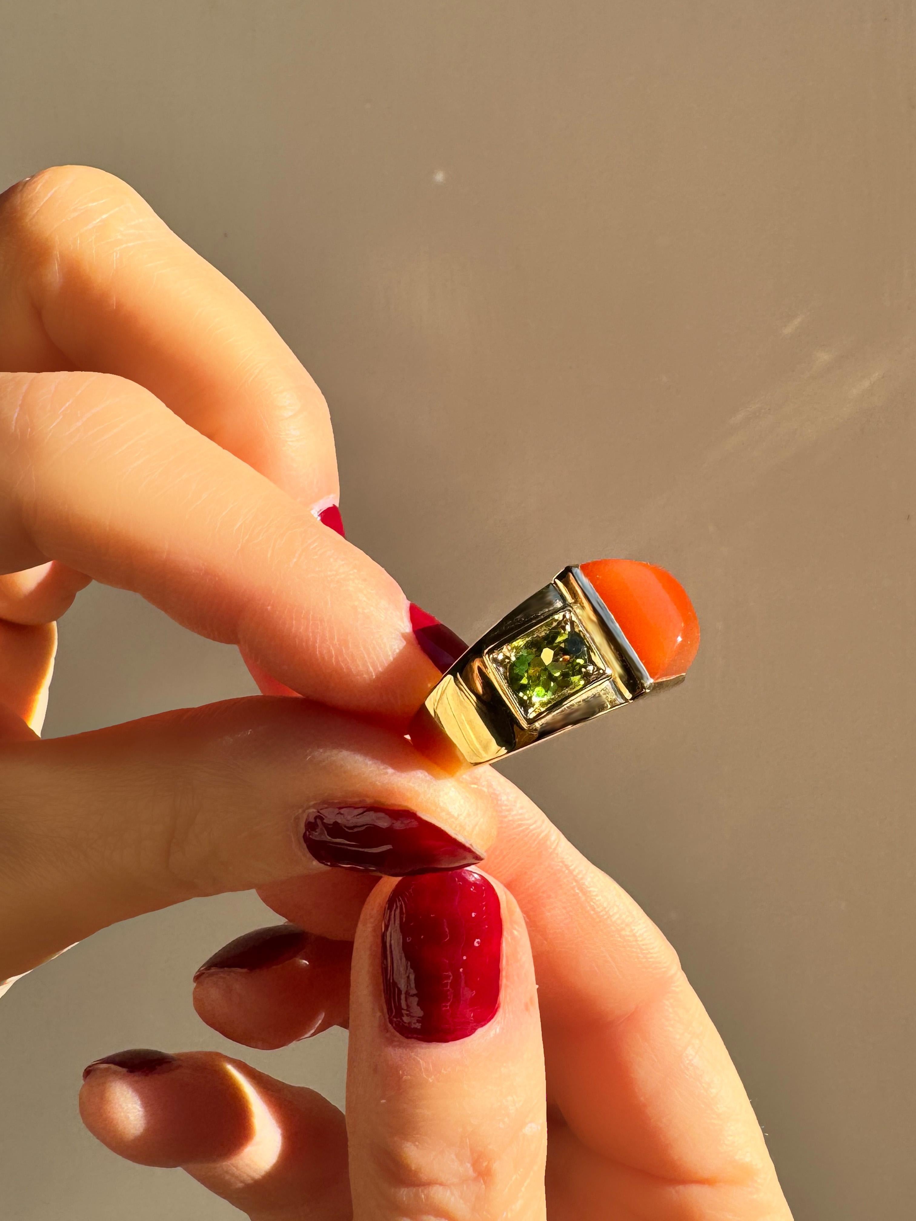 18 Karat Yellow Gold Sugarloaf Cabochon Carnelian Peridots Cocktail Ring For Sale 8