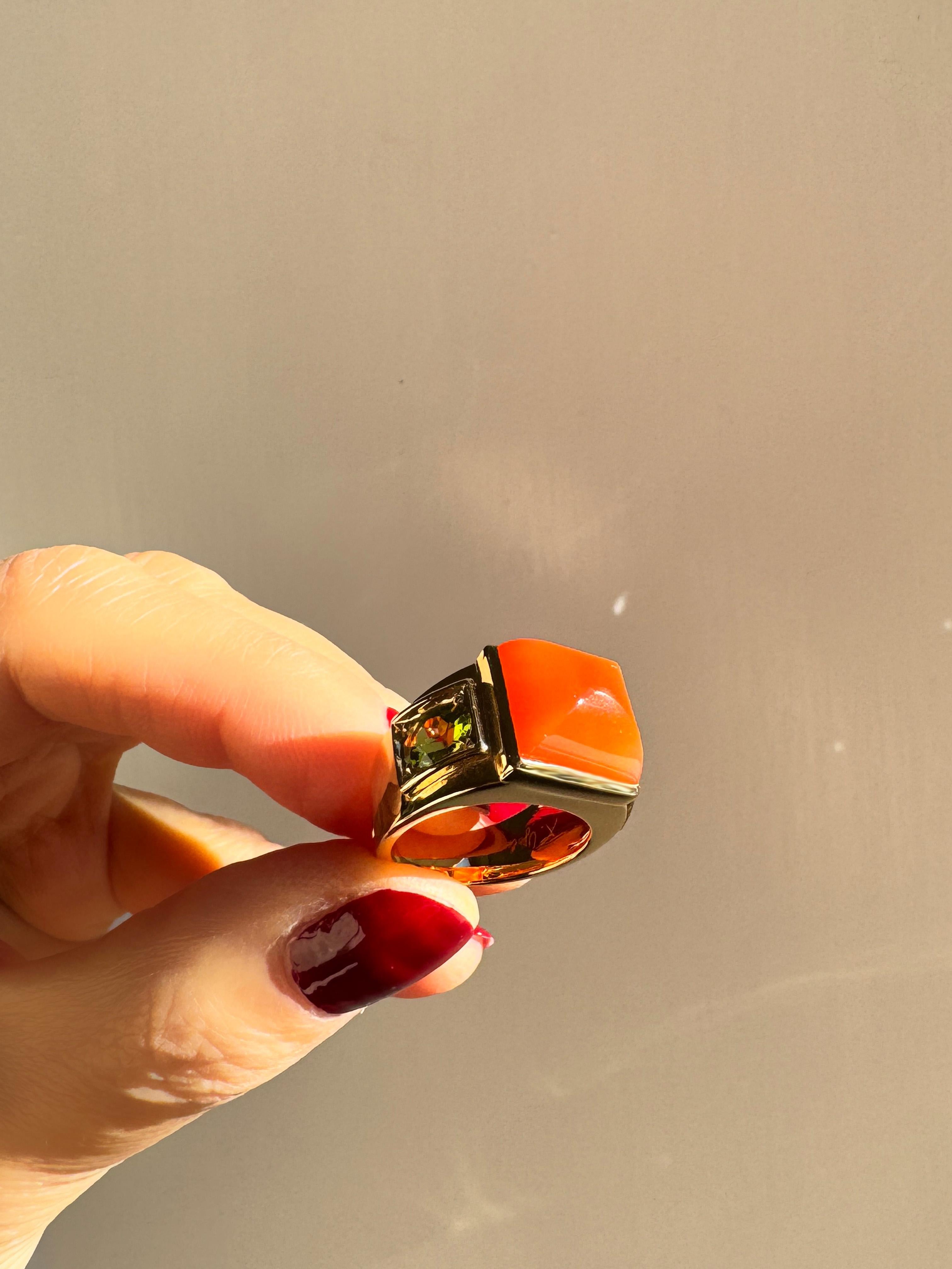 18 Karat Yellow Gold Sugarloaf Cabochon Carnelian Peridots Cocktail Ring For Sale 9
