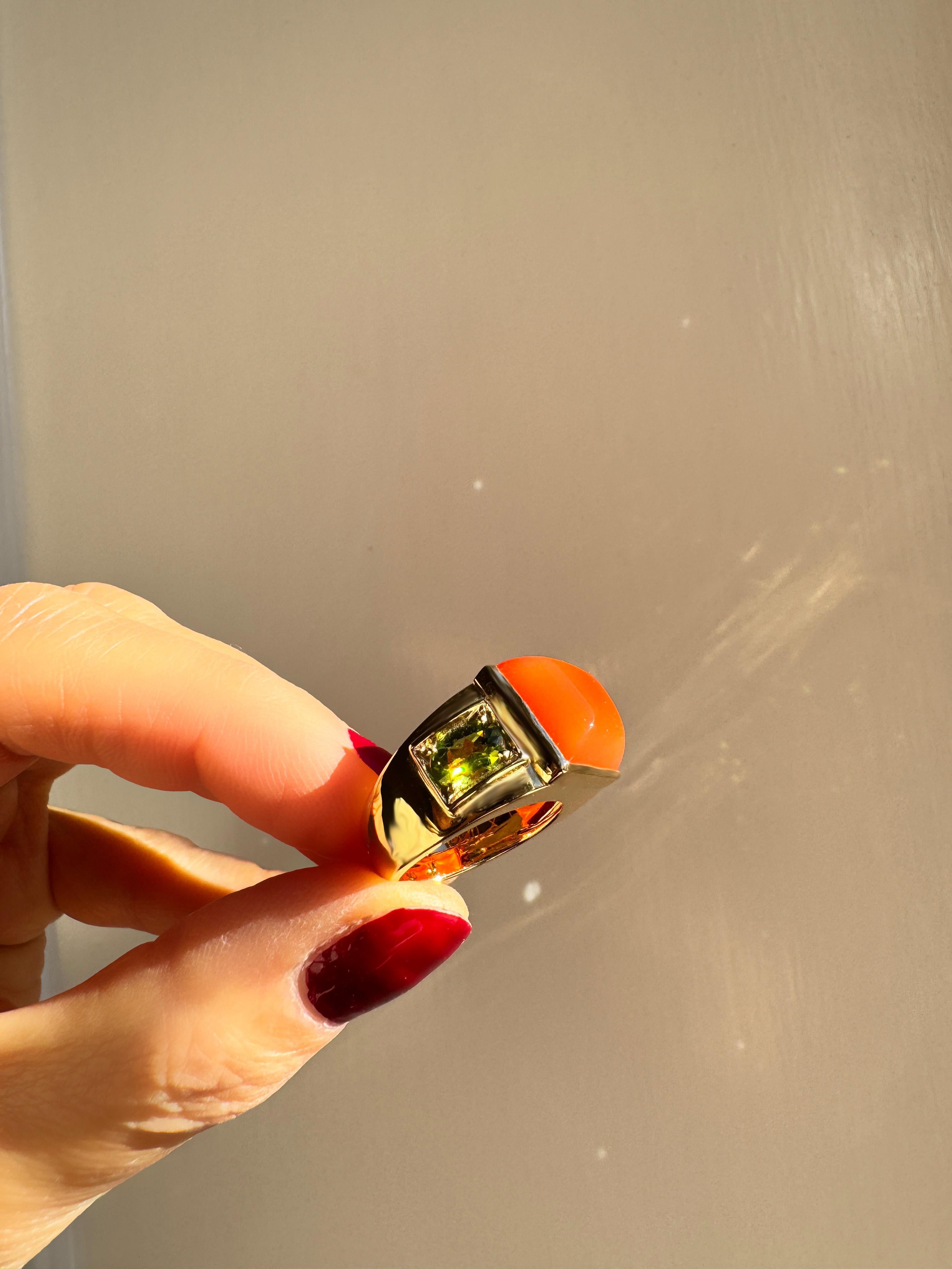 18 Karat Yellow Gold Sugarloaf Cabochon Carnelian Peridots Cocktail Ring For Sale 11