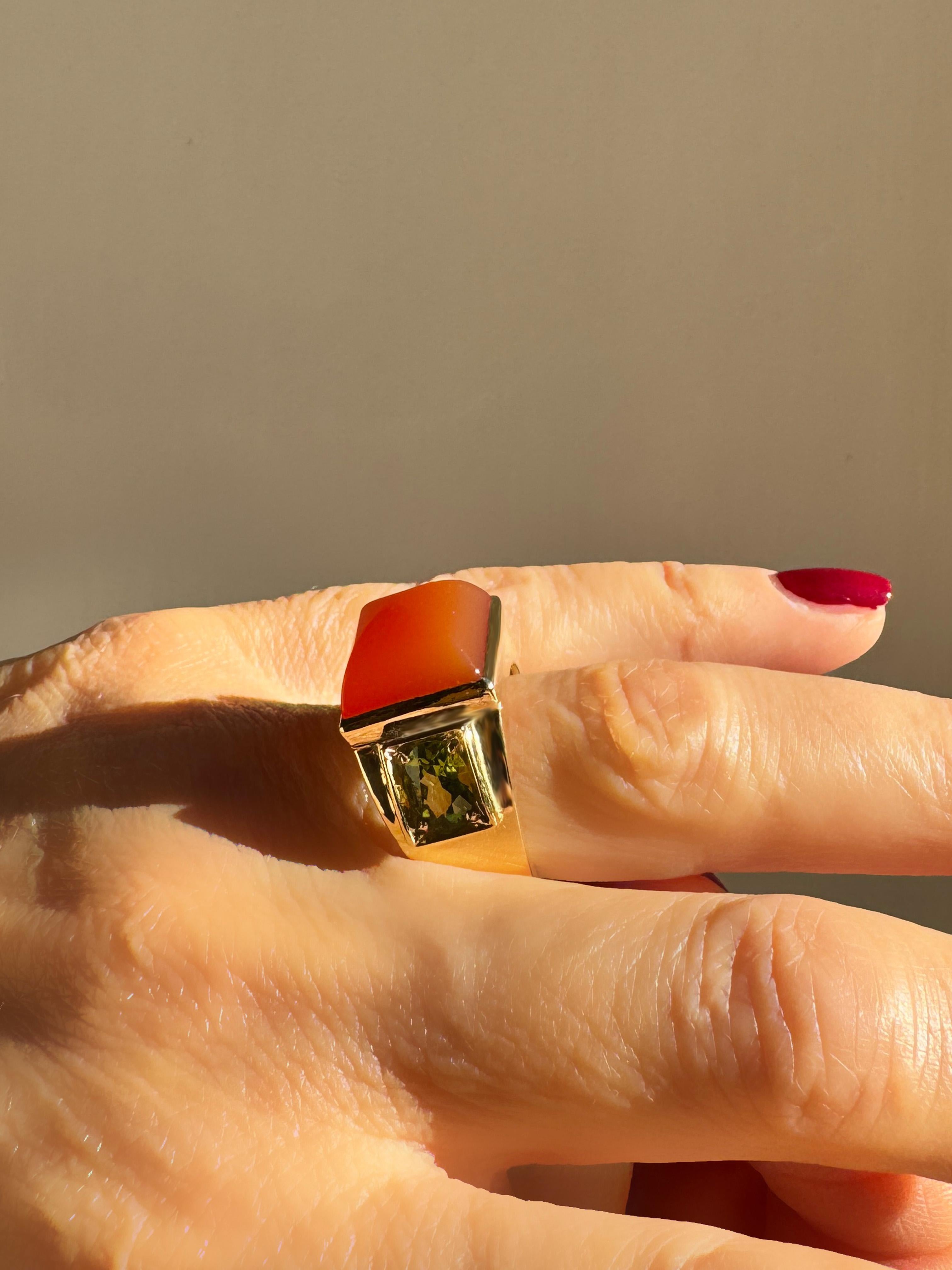18 Karat Yellow Gold Sugarloaf Cabochon Carnelian Peridots Cocktail Ring For Sale 12