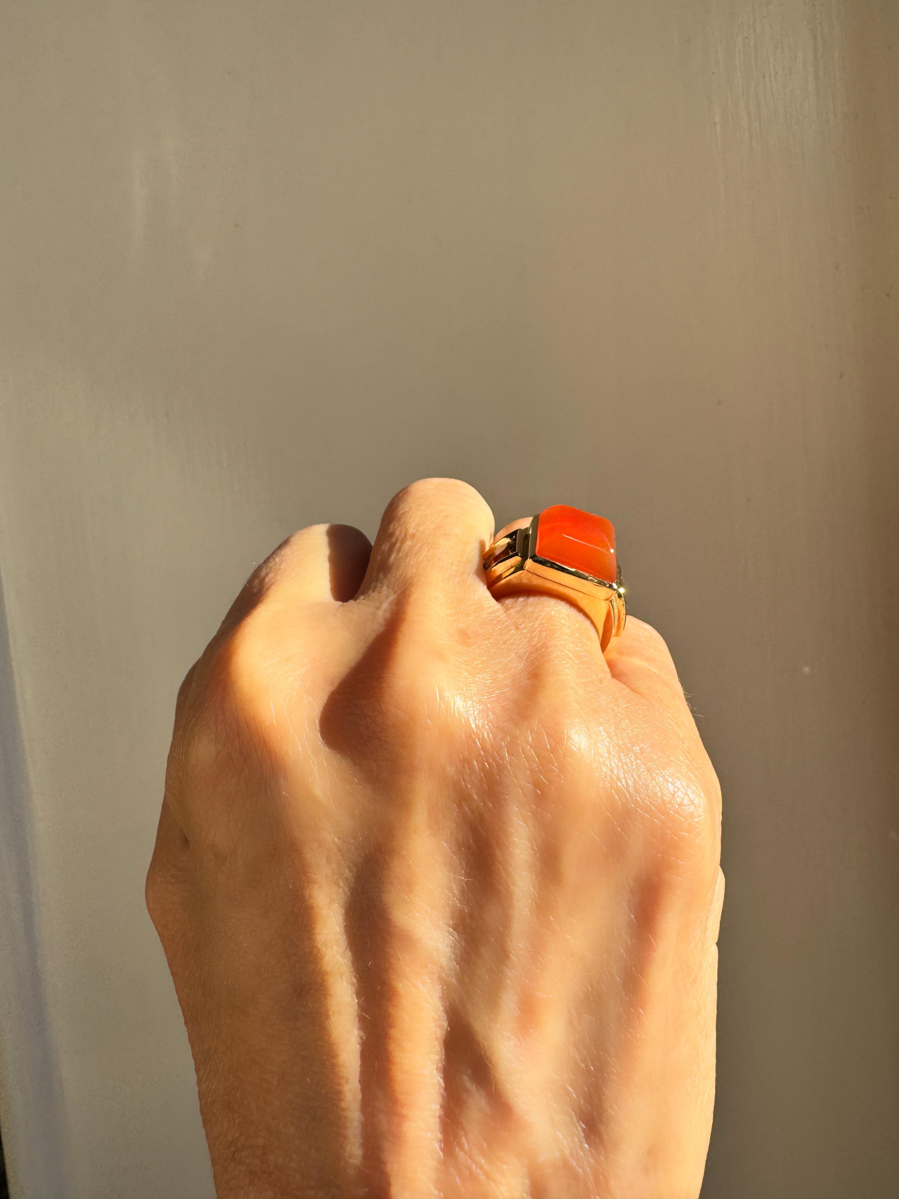Art Deco 18 Karat Yellow Gold Sugarloaf Cabochon Carnelian Peridots Cocktail Ring For Sale