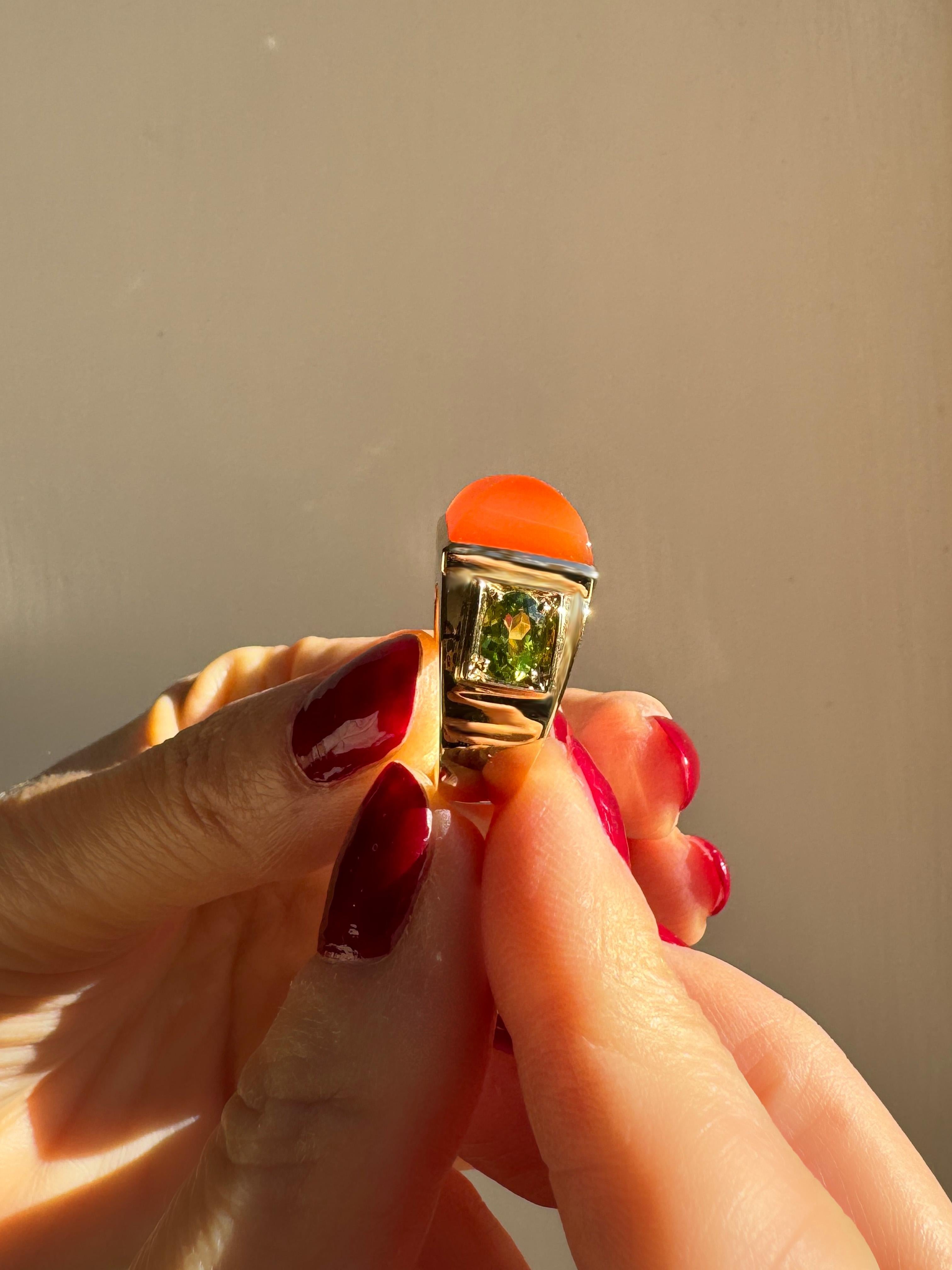 Women's 18 Karat Yellow Gold Sugarloaf Cabochon Carnelian Peridots Cocktail Ring For Sale
