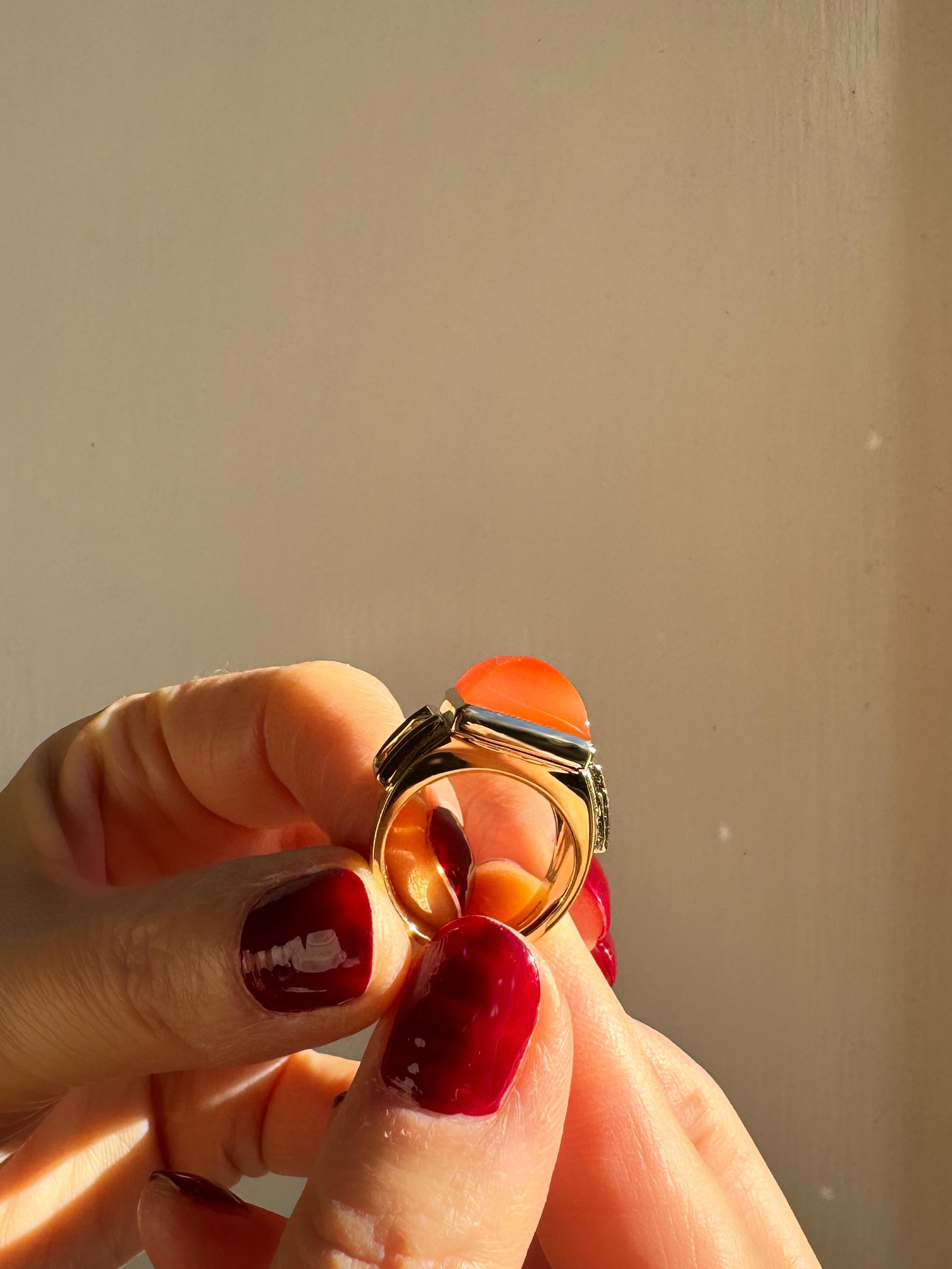 18 Karat Yellow Gold Sugarloaf Cabochon Carnelian Peridots Cocktail Ring For Sale 1