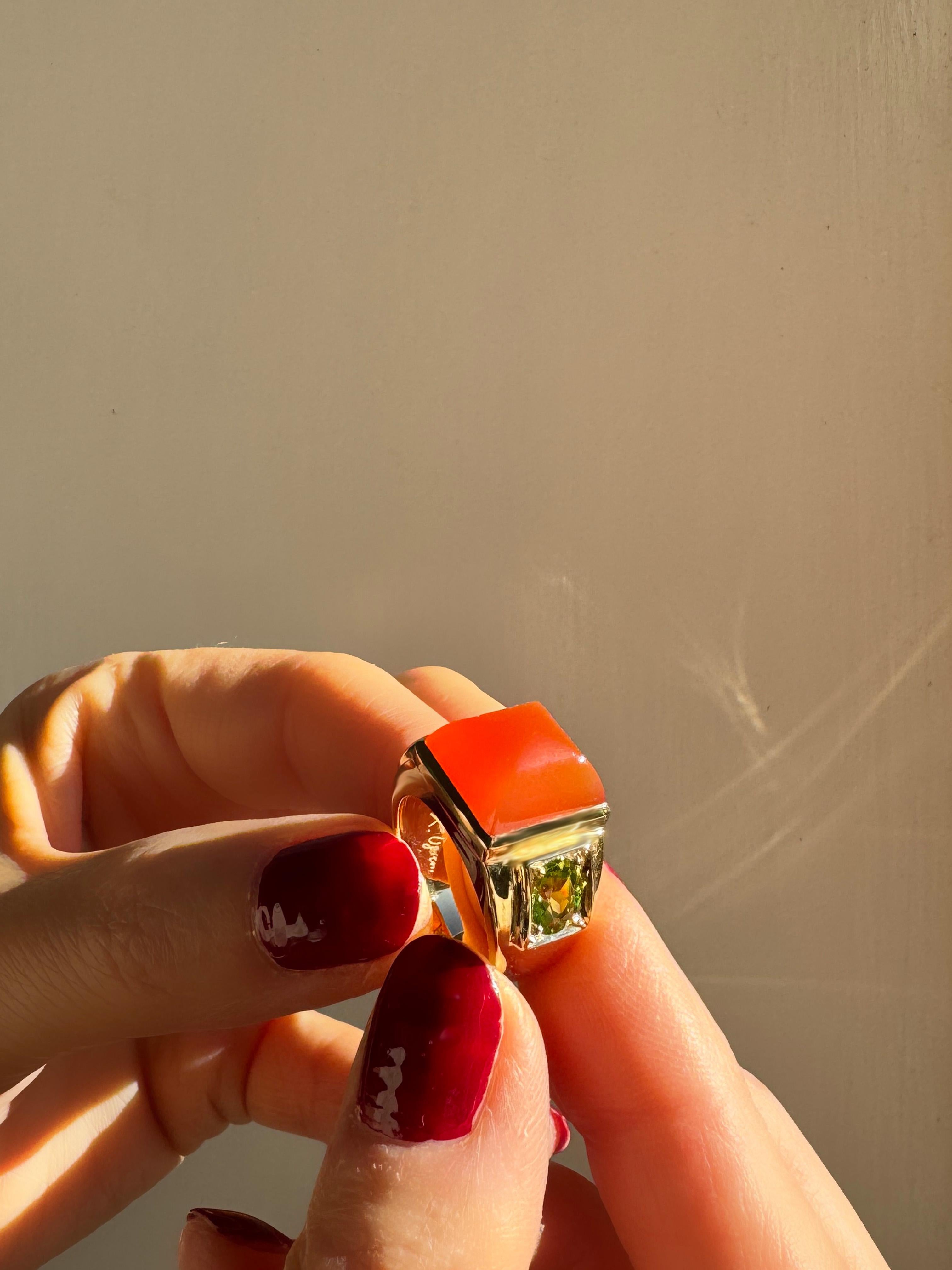 18 Karat Yellow Gold Sugarloaf Cabochon Carnelian Peridots Cocktail Ring For Sale 2