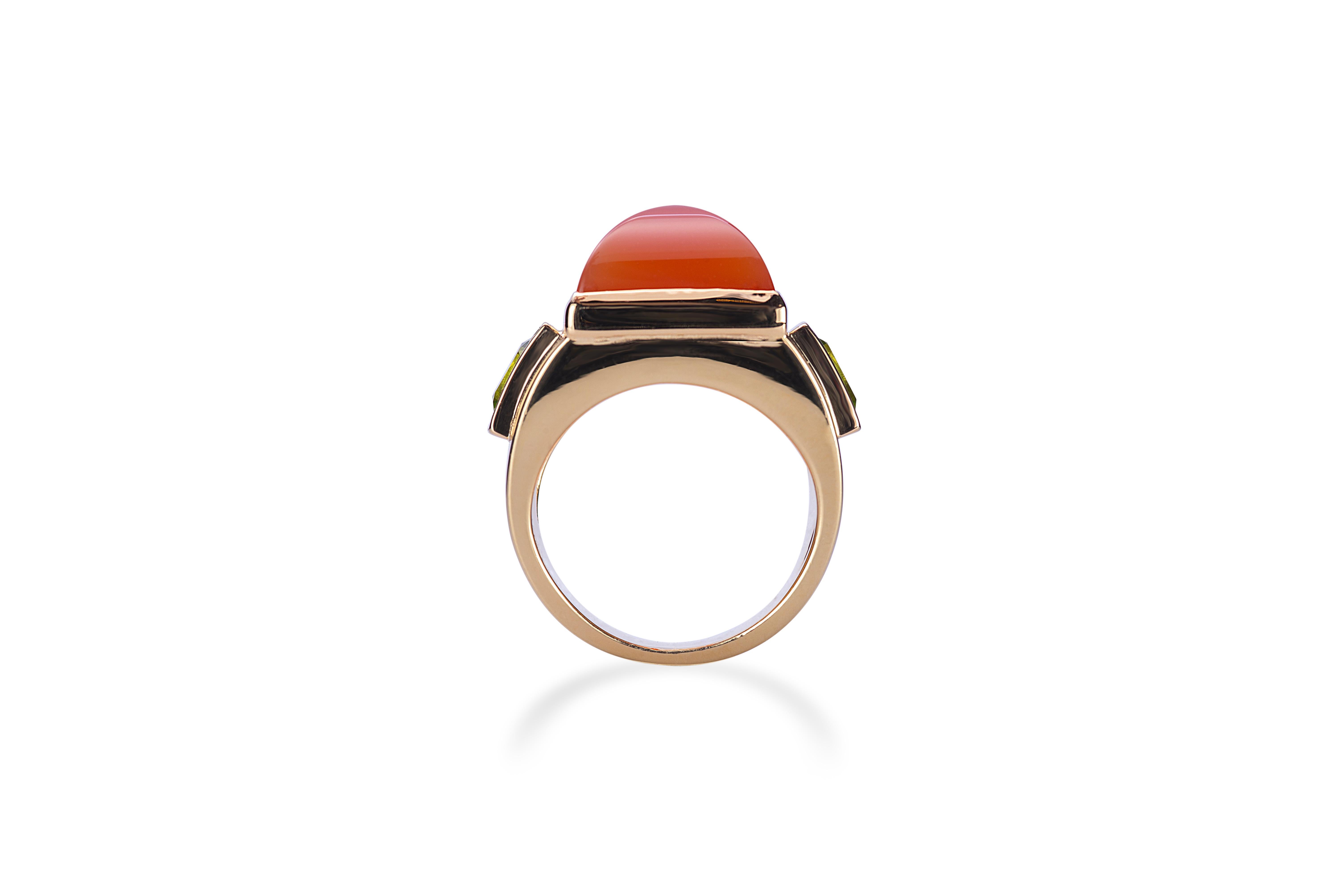 18 Karat Yellow Gold Sugarloaf Cabochon Carnelian Peridots Cocktail Ring For Sale 4