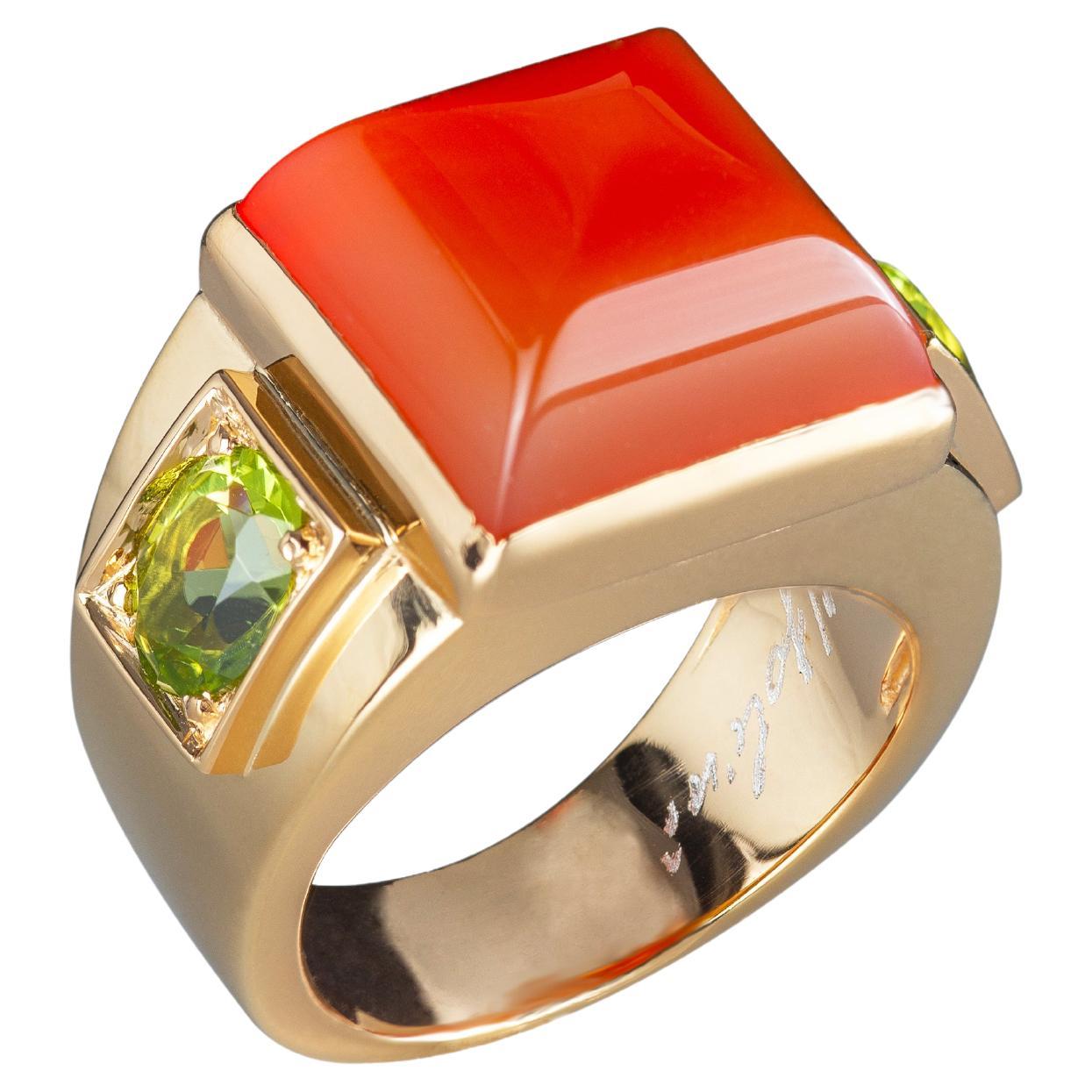 18 Karat Yellow Gold Sugarloaf Cabochon Carnelian Peridots Cocktail Ring For Sale