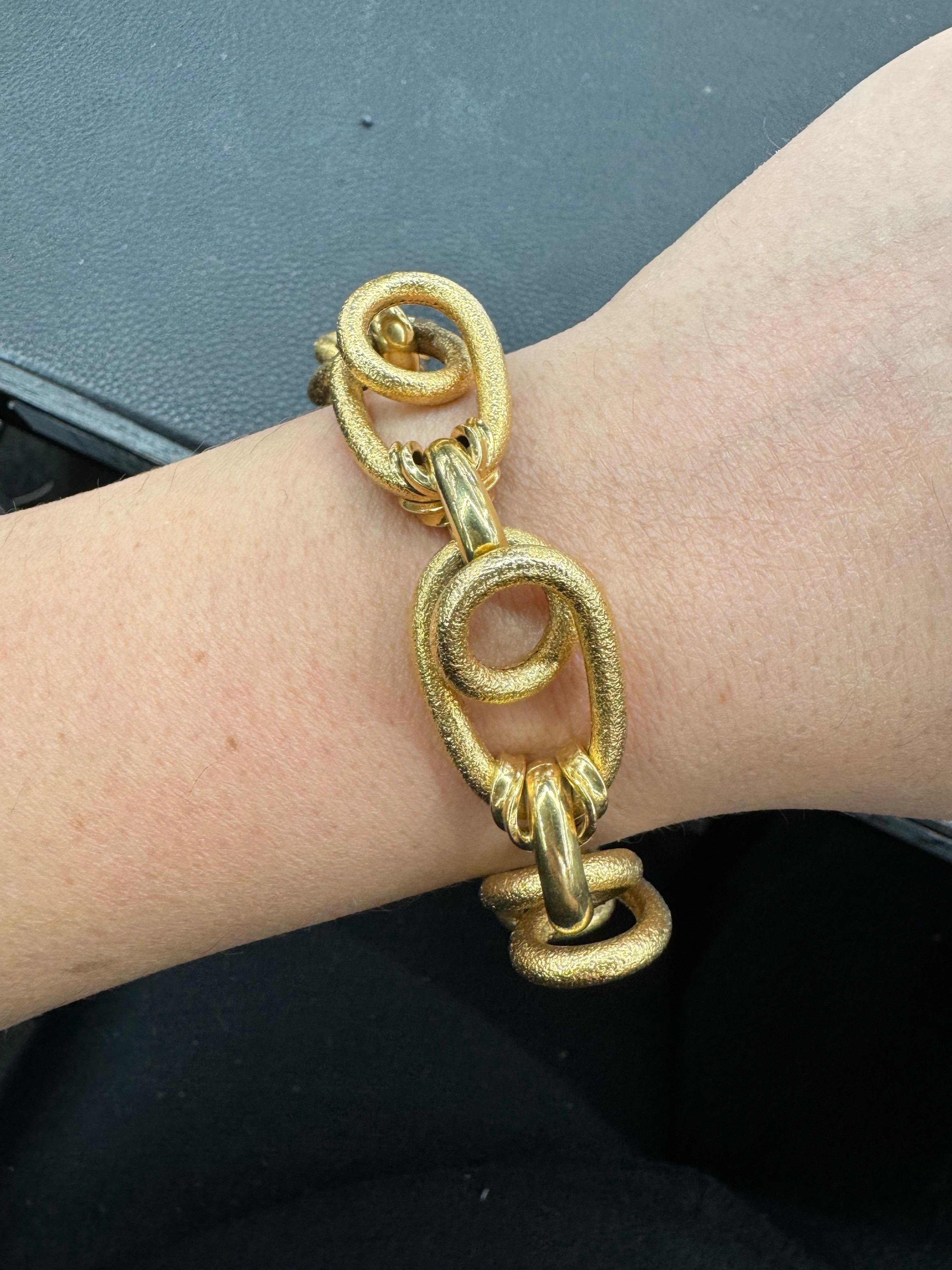 Pulsera de eslabones de oro amarillo de 18 quilates, con eslabones en espiral entrelazados en acabado cepillado y pulido, 36,2 gramos. Un giro único a las pulseras de eslabones. 