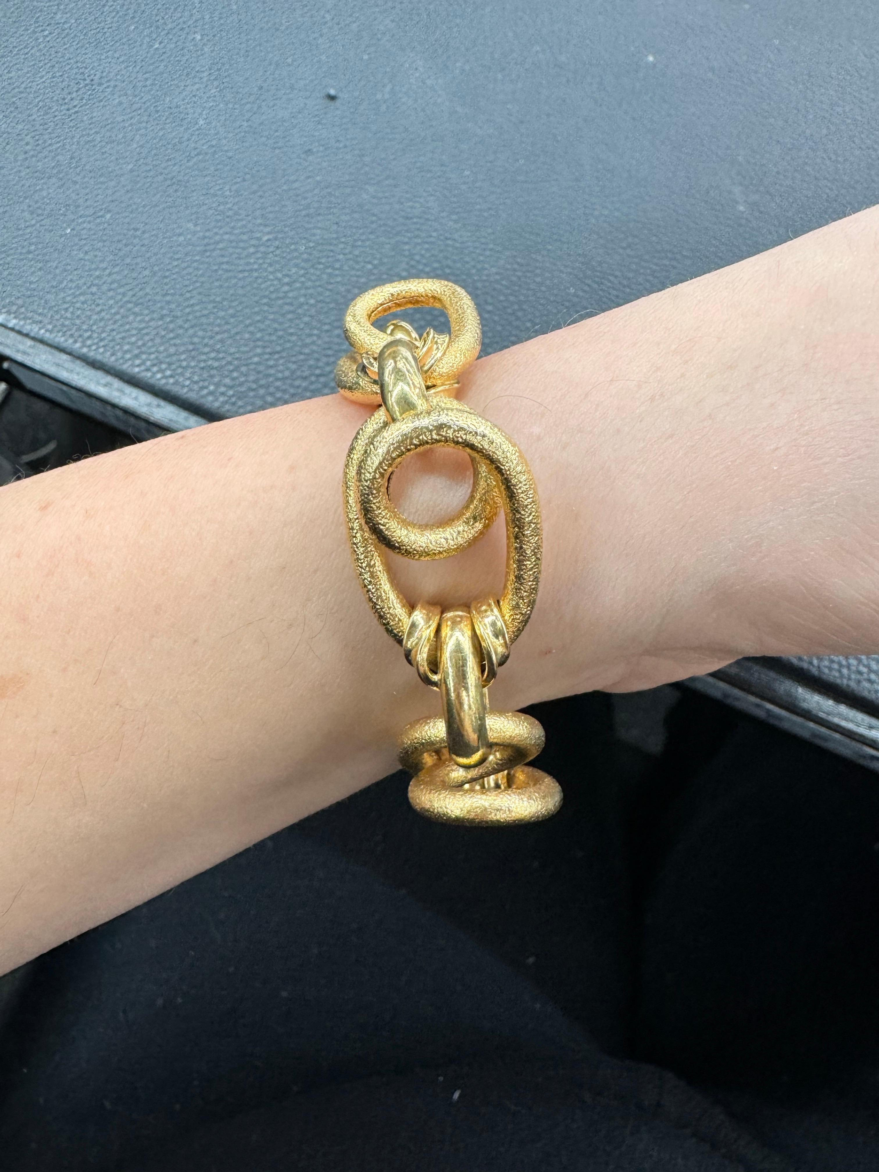 Pulsera de eslabones de oro amarillo de 18 quilates cepillada y pulida a alto brillo 36,2 gramos Contemporáneo en venta
