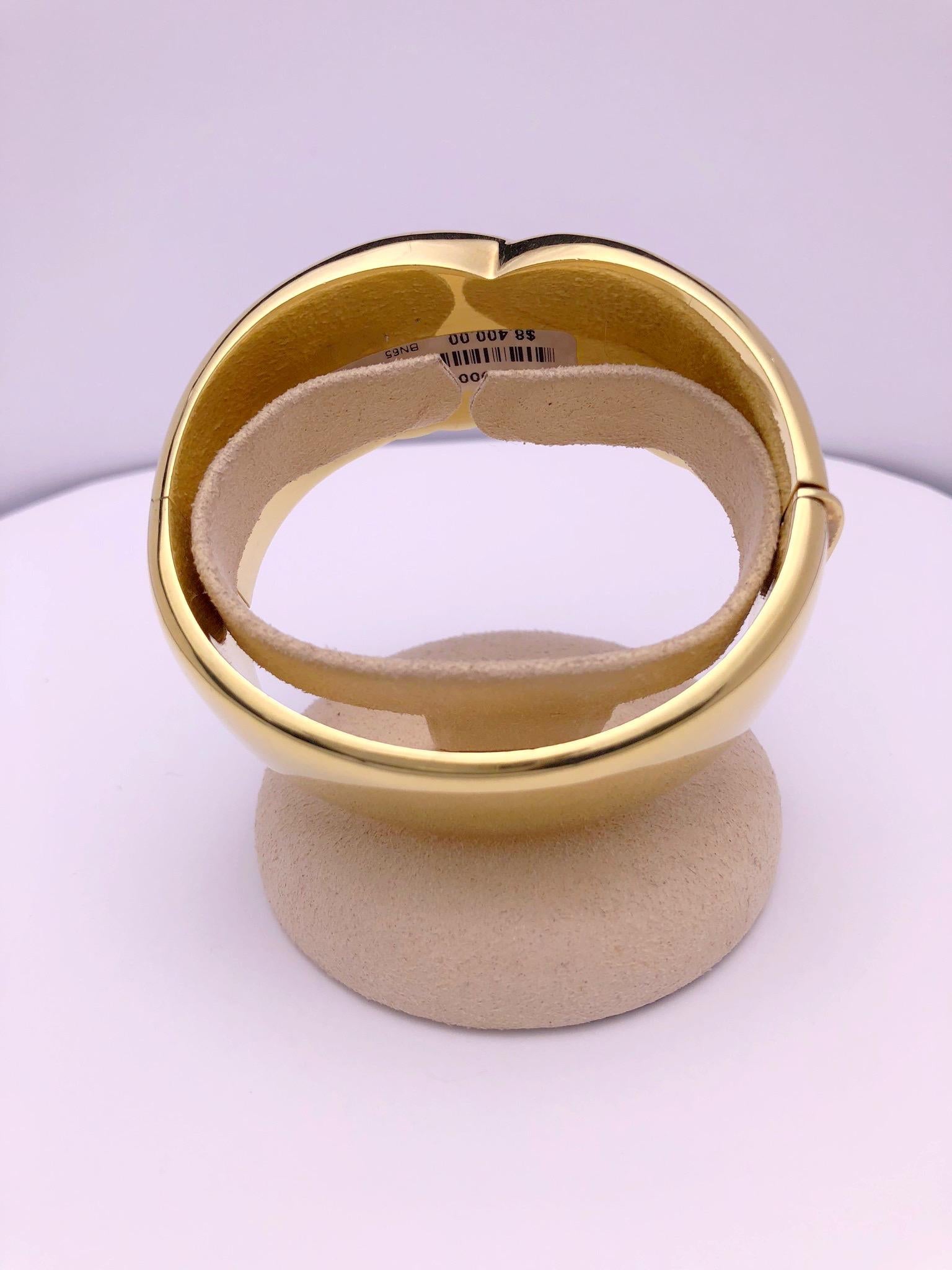 This is a beautiful high polished 18 KT yellow gold cuff bracelet. The front of the bracelet is designed with a large swirl pattern.
The bracelet measures 30.5 mm at the widest and tapers in the back to 23mm. The inside width is 58.9mm / 2.25