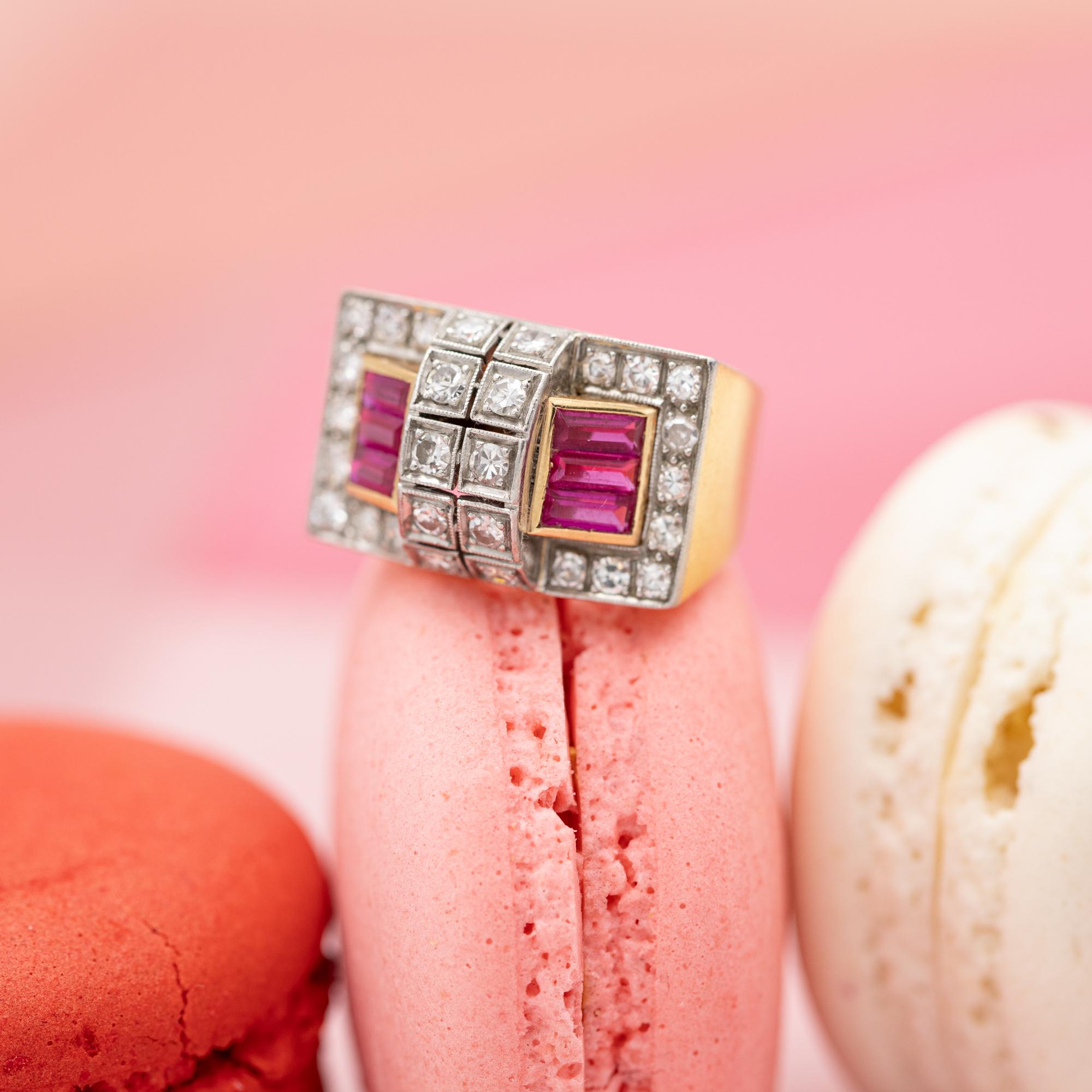 Se vende este precioso anillo voluminoso de diamante de talla única. Este anillo Rubí Tanque está fabricado en oro amarillo de 18 quilates, que se ha vuelto algo anaranjado con el paso de los años. Es una gran capa de pátina y un color de oro típico