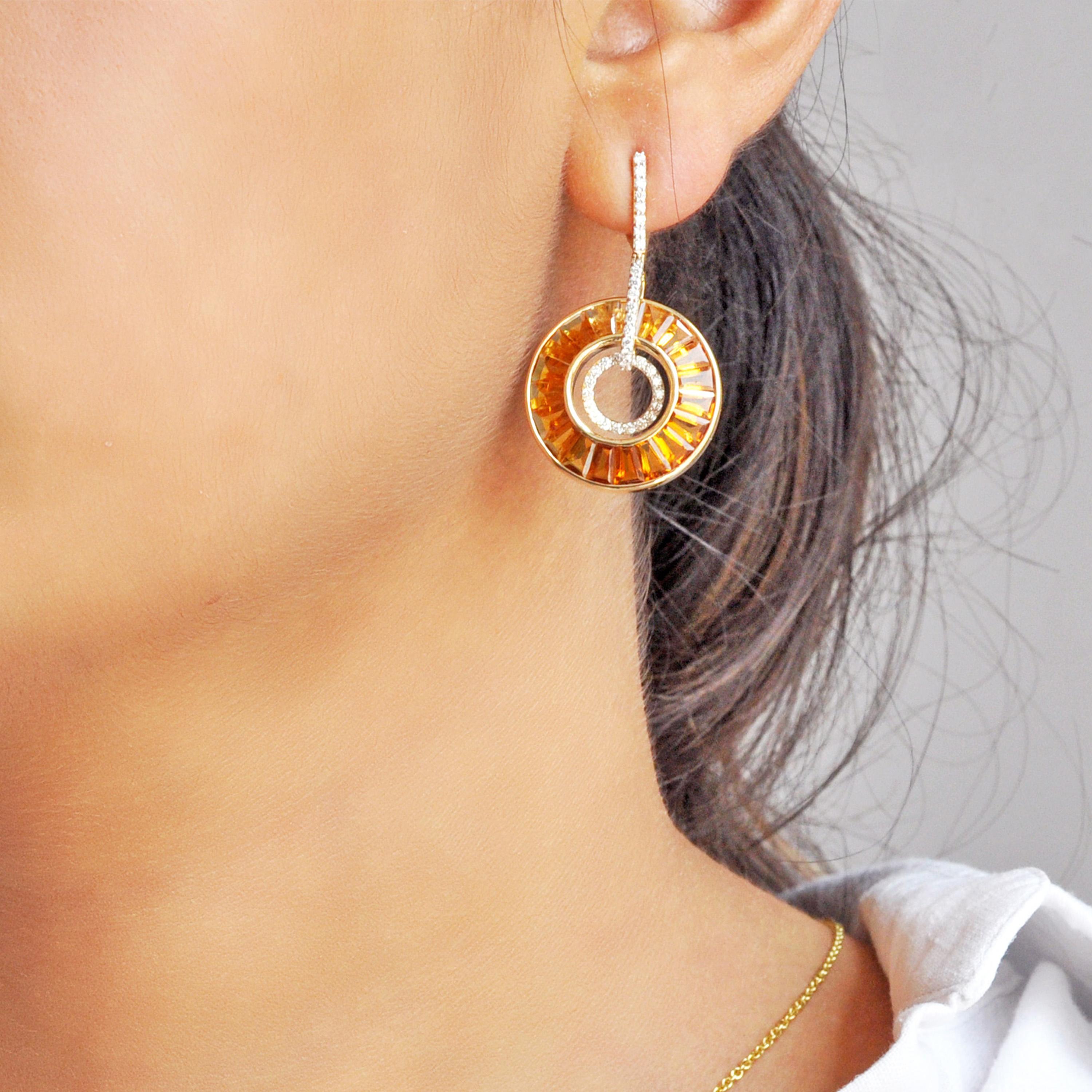 Voici les boucles d'oreilles circulaires pendantes en or 14 carats avec citrine et diamant, une incarnation de l'élégance et de la sophistication de l'Art déco. Ces boucles d'oreilles sont ornées de magnifiques pierres précieuses en forme de