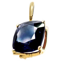 Collana con ciondolo contemporaneo in oro giallo con zaffiro da quattro carati