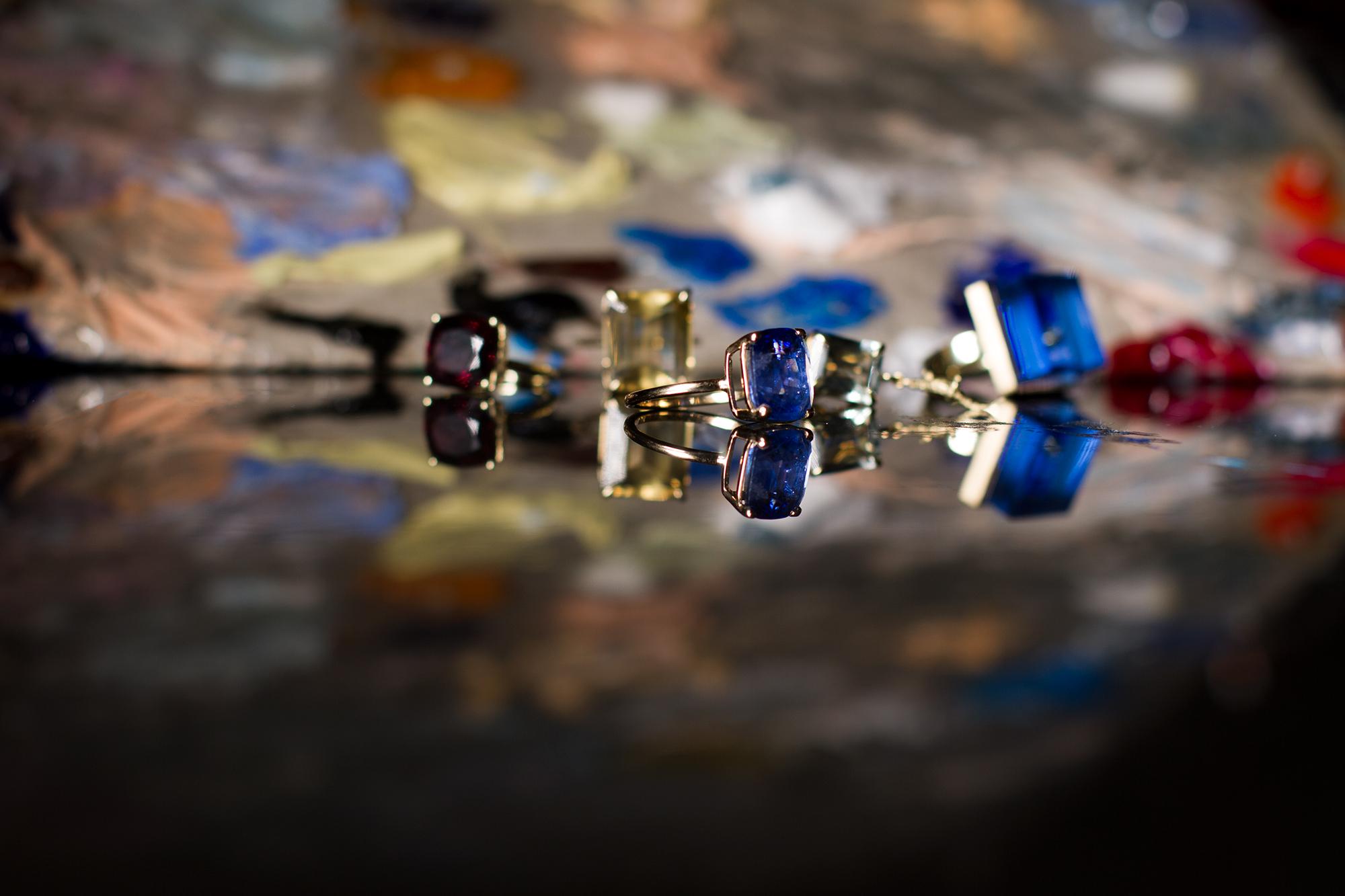 18 Karat Yellow Gold Tea Contemporary Cocktail Ring with Three Carats Sapphire In New Condition For Sale In Berlin, DE