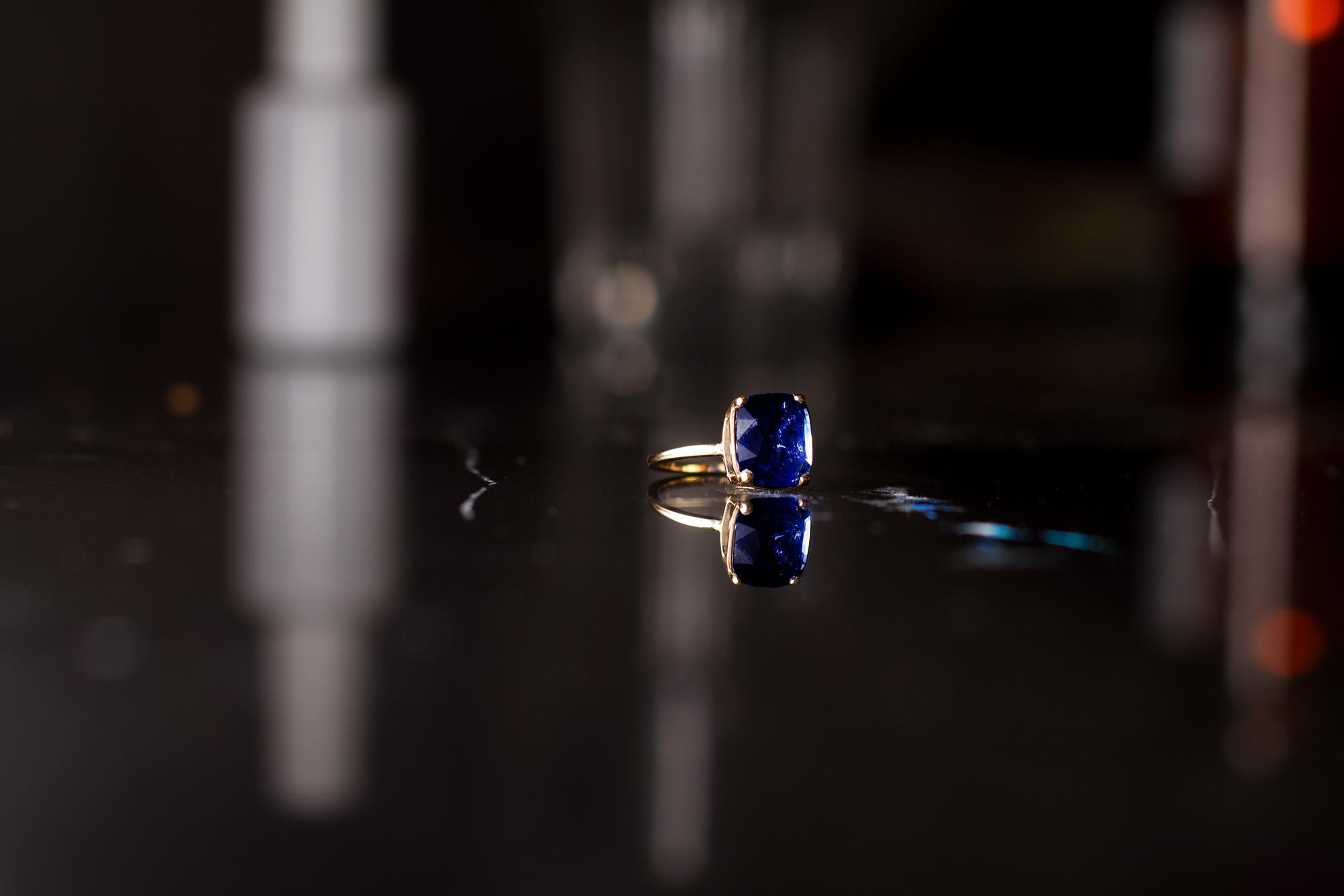Dieser zeitgenössische Ring ist aus 18 Karat Gelbgold mit einem ungeheizten blauen Saphir im Kissenschliff, 2,38 Karat. Es gehört zur Tea Collection, die in der Vogue UA vorgestellt wurde. 

Der Ring ist leicht zu tragen, und der Edelstein zieht die