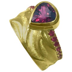 18 Karat Yellow Gold Texture Ring with 1.2 Carat Rhodolite Garnet Pink Sapphires