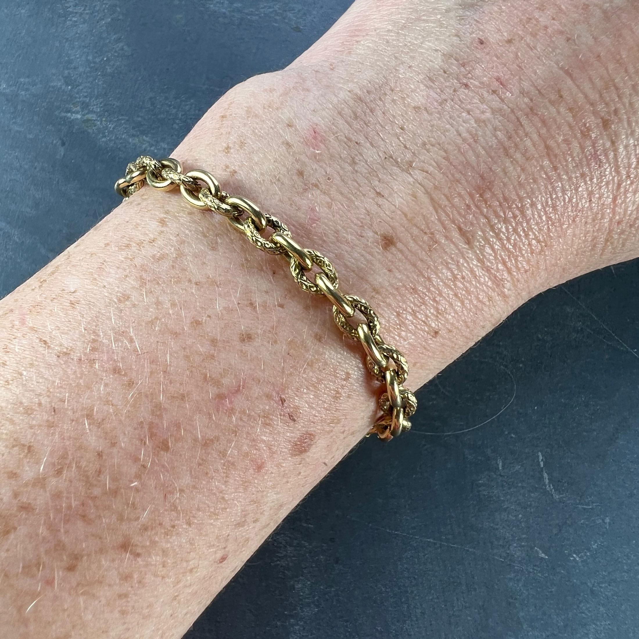 18 Karat Yellow Gold Textured Cable Link Bracelet In Good Condition For Sale In London, GB