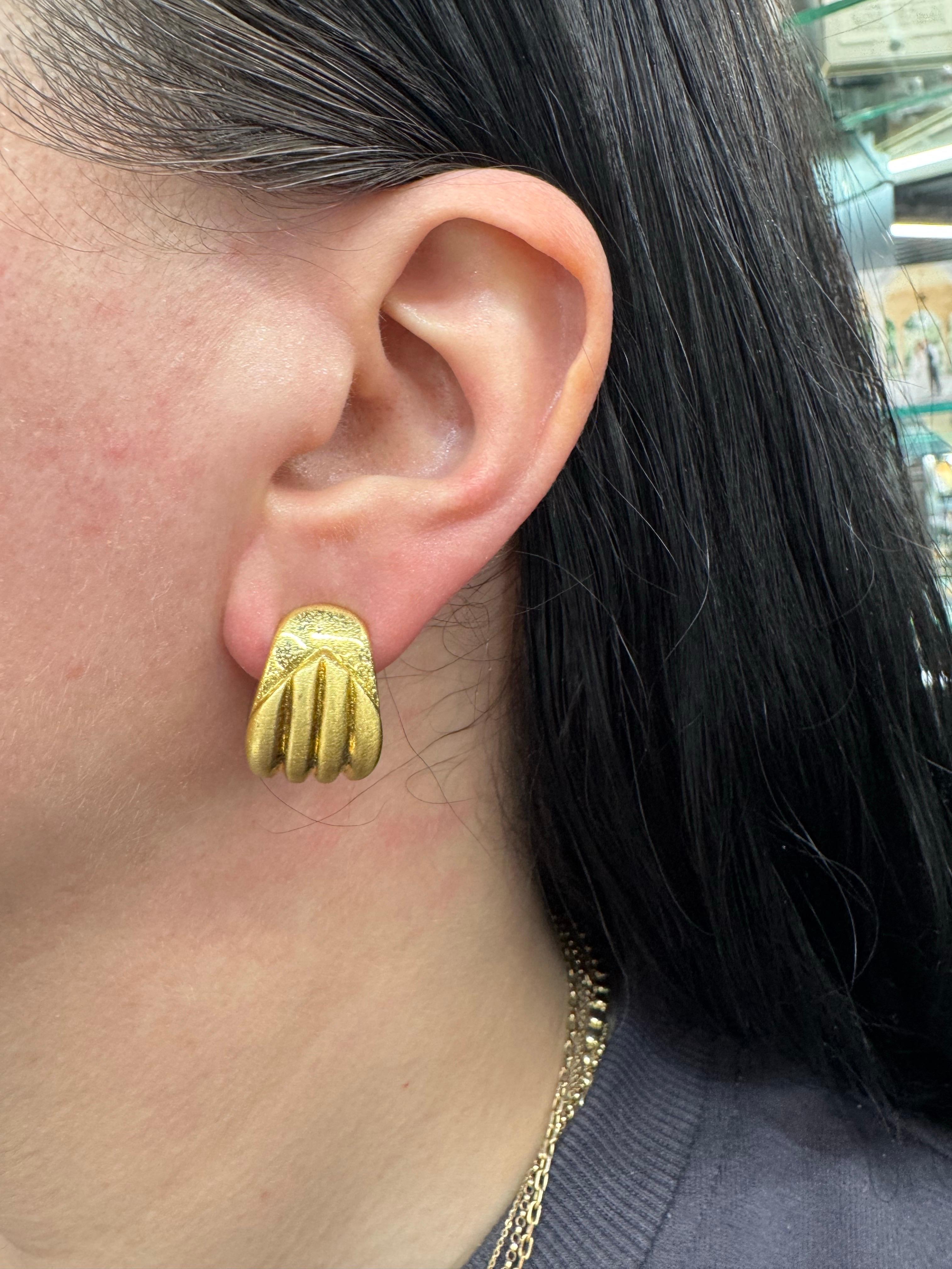 18 Karat yellow gold drop earrings featuring groove motif and a textured finish, weighing 13.7 grams. 