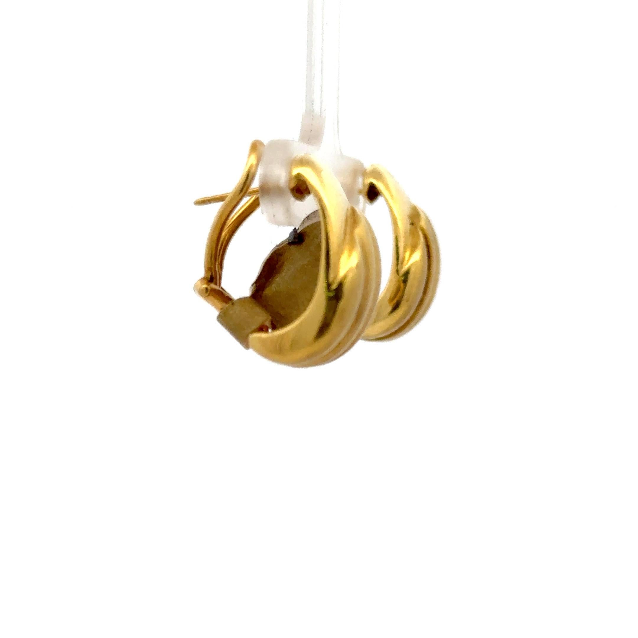 Contemporary 18 Karat Yellow Gold Textured Groove Hoop Drop Earrings 13.7 Grams 0.75 Inches For Sale