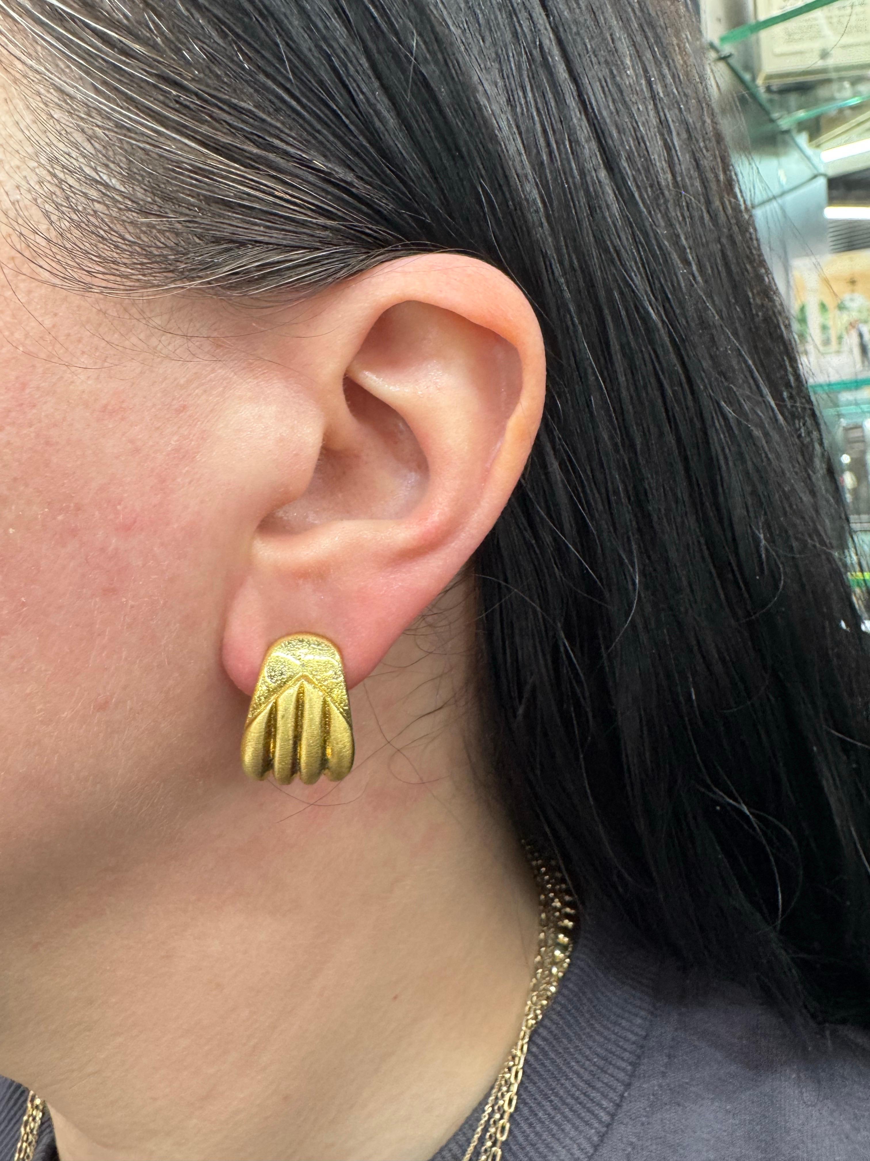 18 Karat Yellow Gold Textured Groove Hoop Drop Earrings 13.7 Grams 0.75 Inches For Sale 3