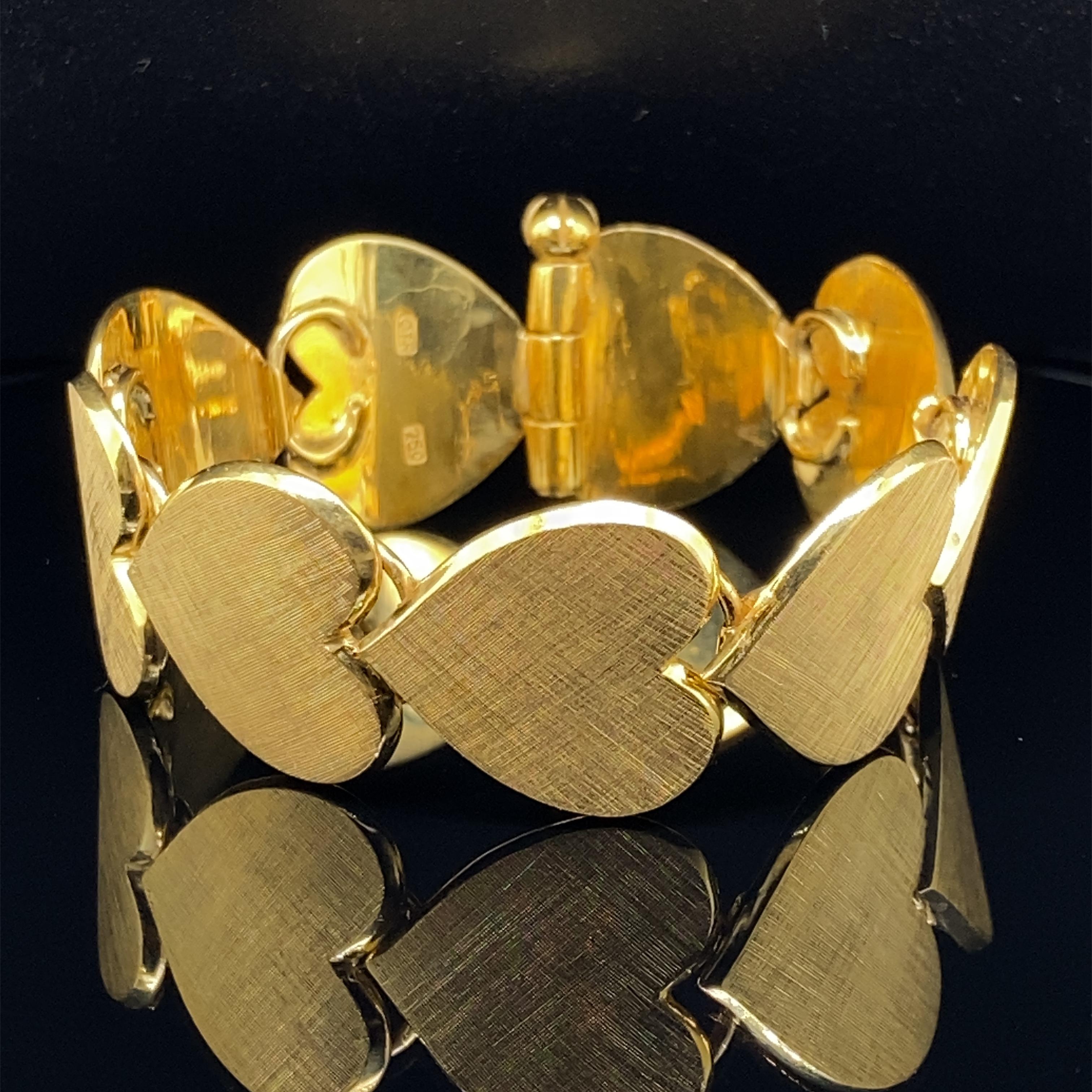 18 Karat Yellow Gold Textured Heart Bracelet For Sale 3
