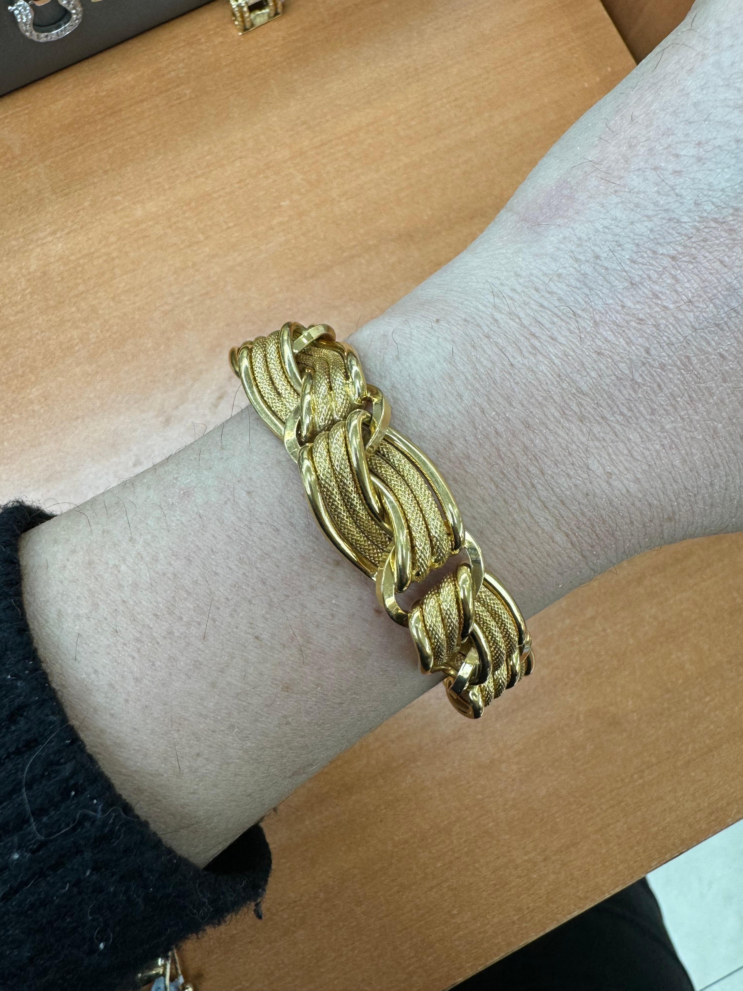 Bracelet tourbillon en or jaune 18 carats composé de 4 rangées de maillons texturés et polis pesant 30,6 grammes. 

Plus de bracelets Vintage en stock.
Message pour photos et détails. 