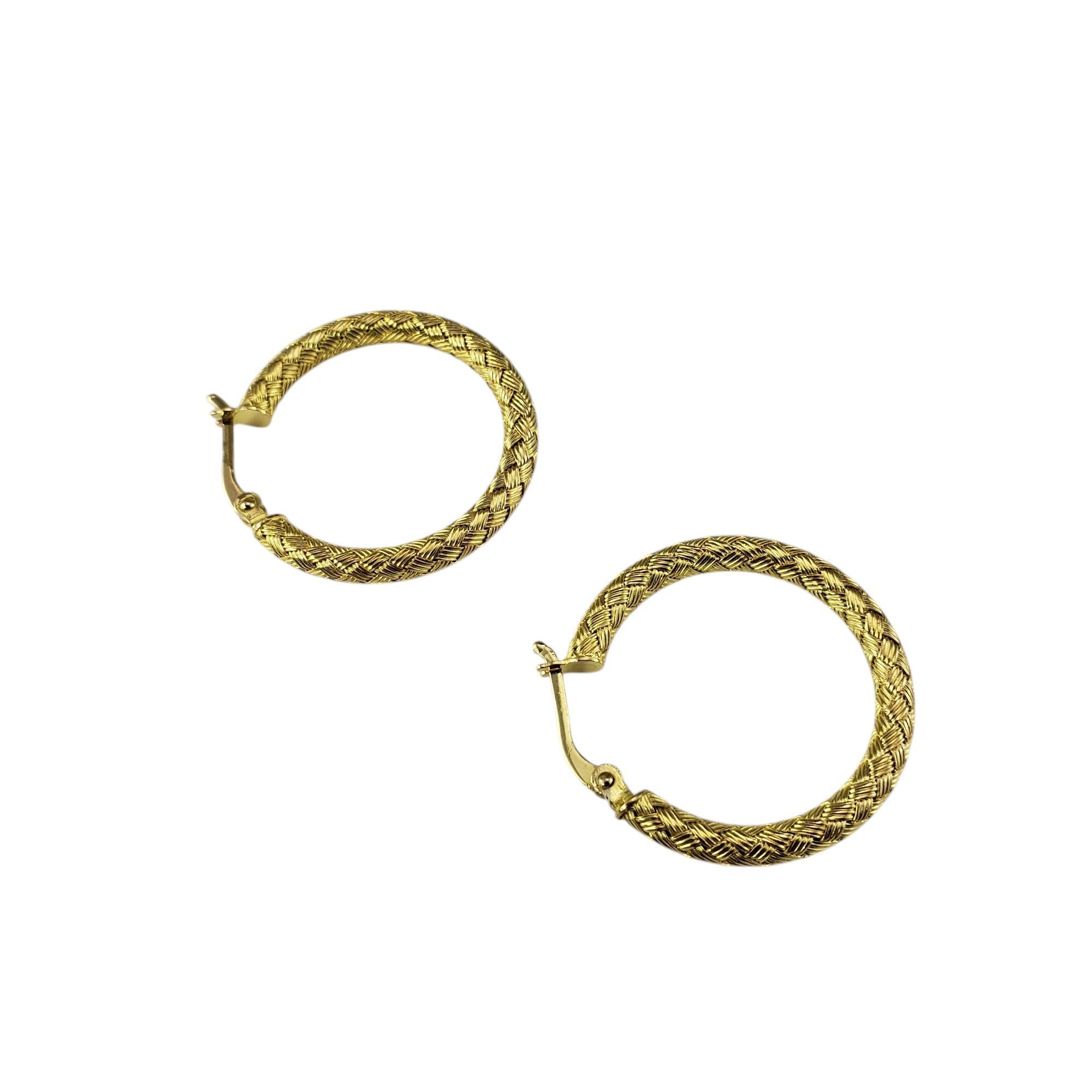 18K Yellow Gold Textured Hoop Earrings-

These elegant hoop earrings are crafted in beautifully detailed textured 18K yellow gold.

Size: 27 mm x 3 mm

Weight: 3.4 dwt/ 5.3 gr

Stamped: 1220IV ITALY 18K

Very good condition, professionally