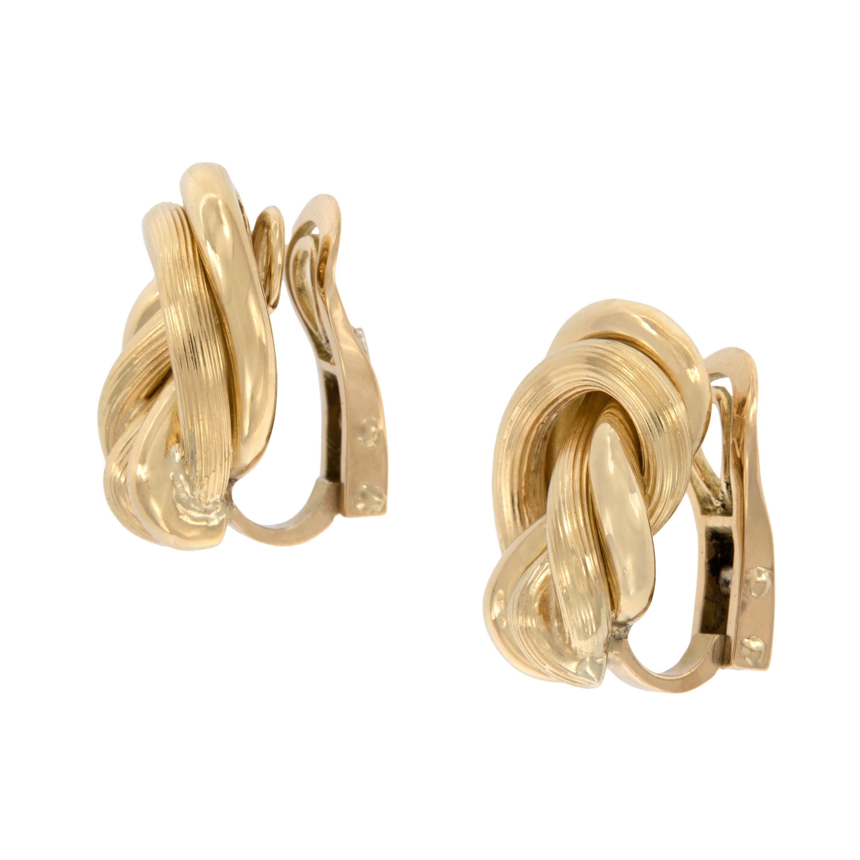 Boucles d'oreilles en or jaune 18 carats avec nœud texturé Excellent état - En vente à Troy, MI