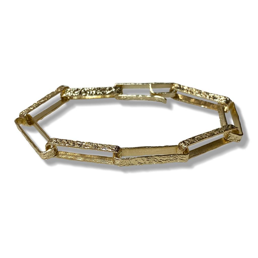 Le bracelet Athena de Keiko Mita s'inspire d'Athéna, la déesse grecque de la guerre, de la sagesse et de l'artisanat. Ce bracelet moderne, d'une longueur de 7,0 pouces et d'une largeur de 0,12 pouce, est fabriqué à la main à partir de neuf pièces