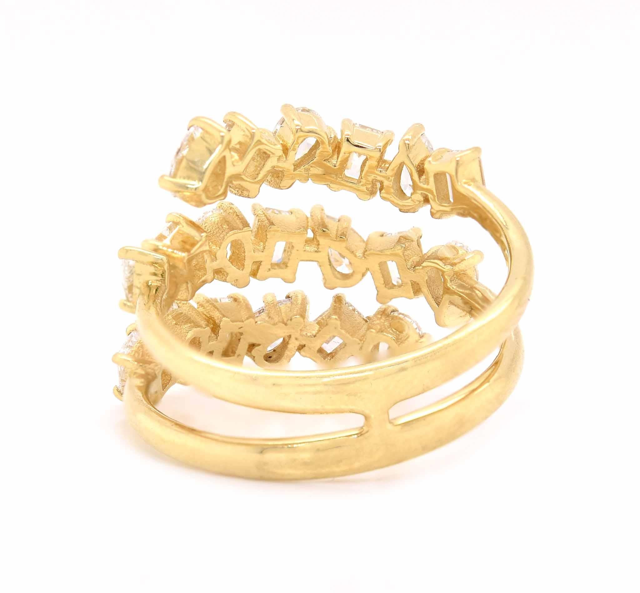 Bague bypass en or jaune 18 carats à trois rangées de diamants en forme de poire et de baguette Excellent état - En vente à Scottsdale, AZ