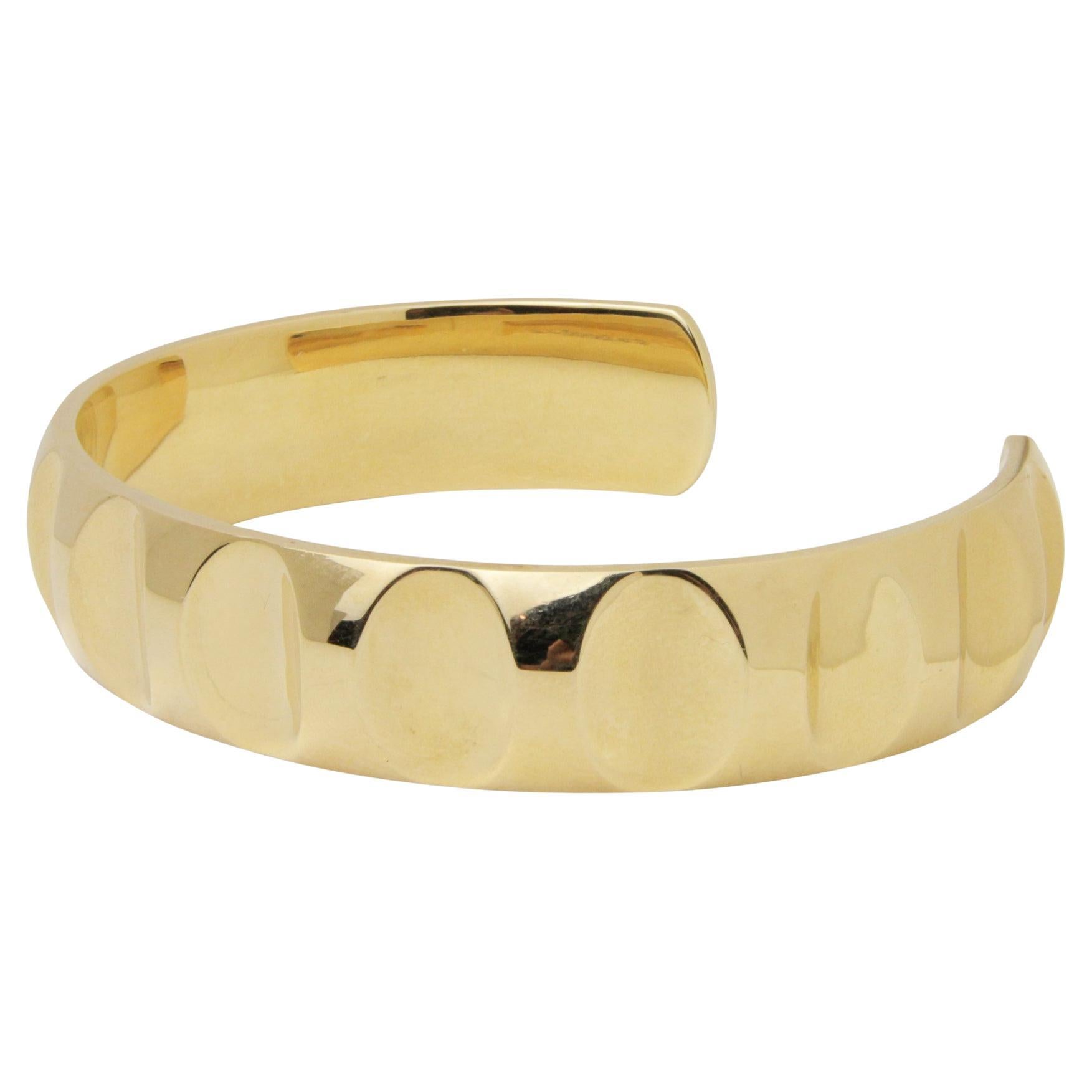 Classic & stylish, this wonderful 18k yellow gold Groove cuff by Paloma Picasso for Tiffany & Co will become your signature look. Superbly crafted with simplicity, it makes a fabulous unisex piece. 
Paloma Picasso was known for her incredible