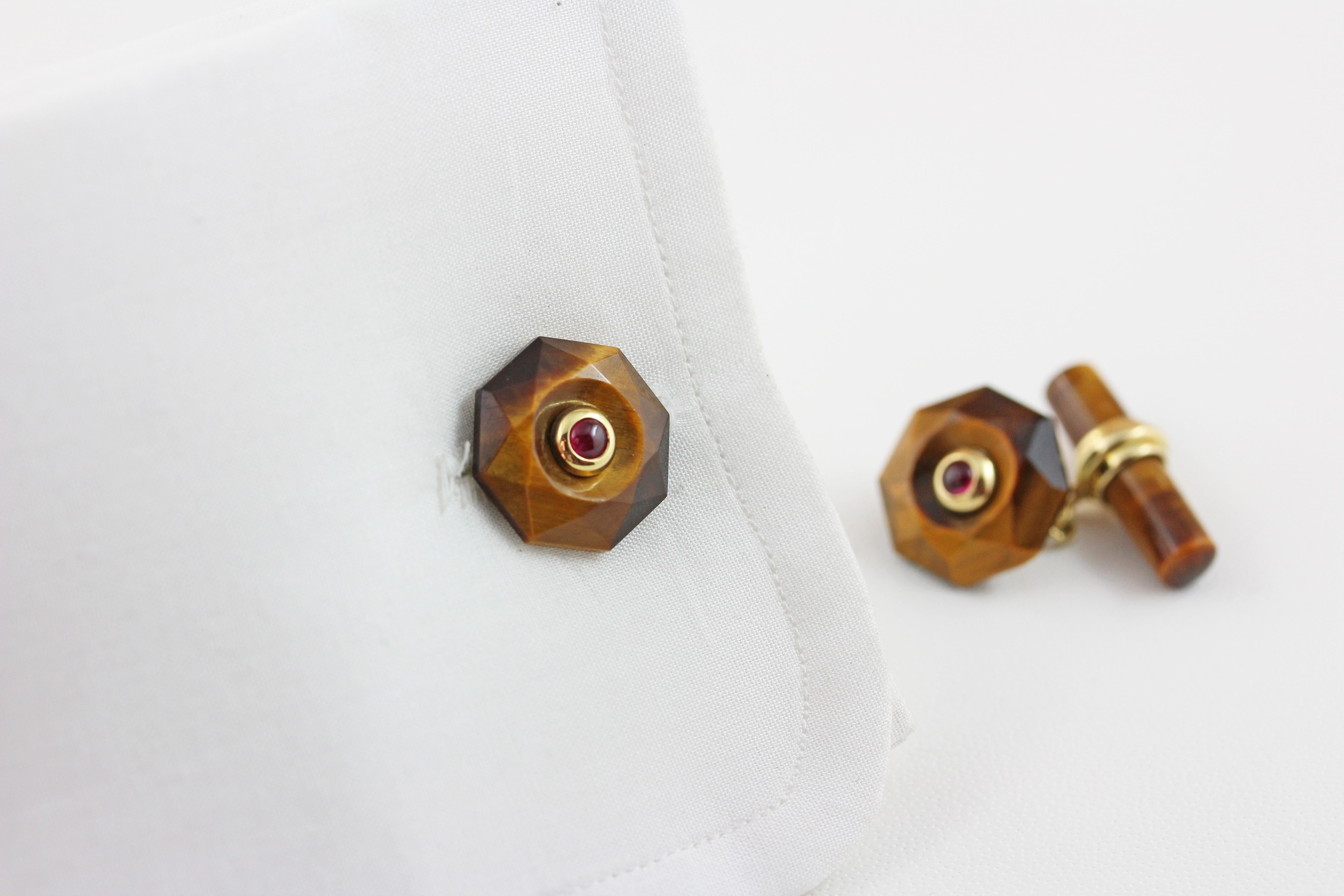 18 Karat Yellow Gold Tiger's Eye Cabochon Rubies Cufflinks Convex Multifaceted In New Condition For Sale In Milano, IT