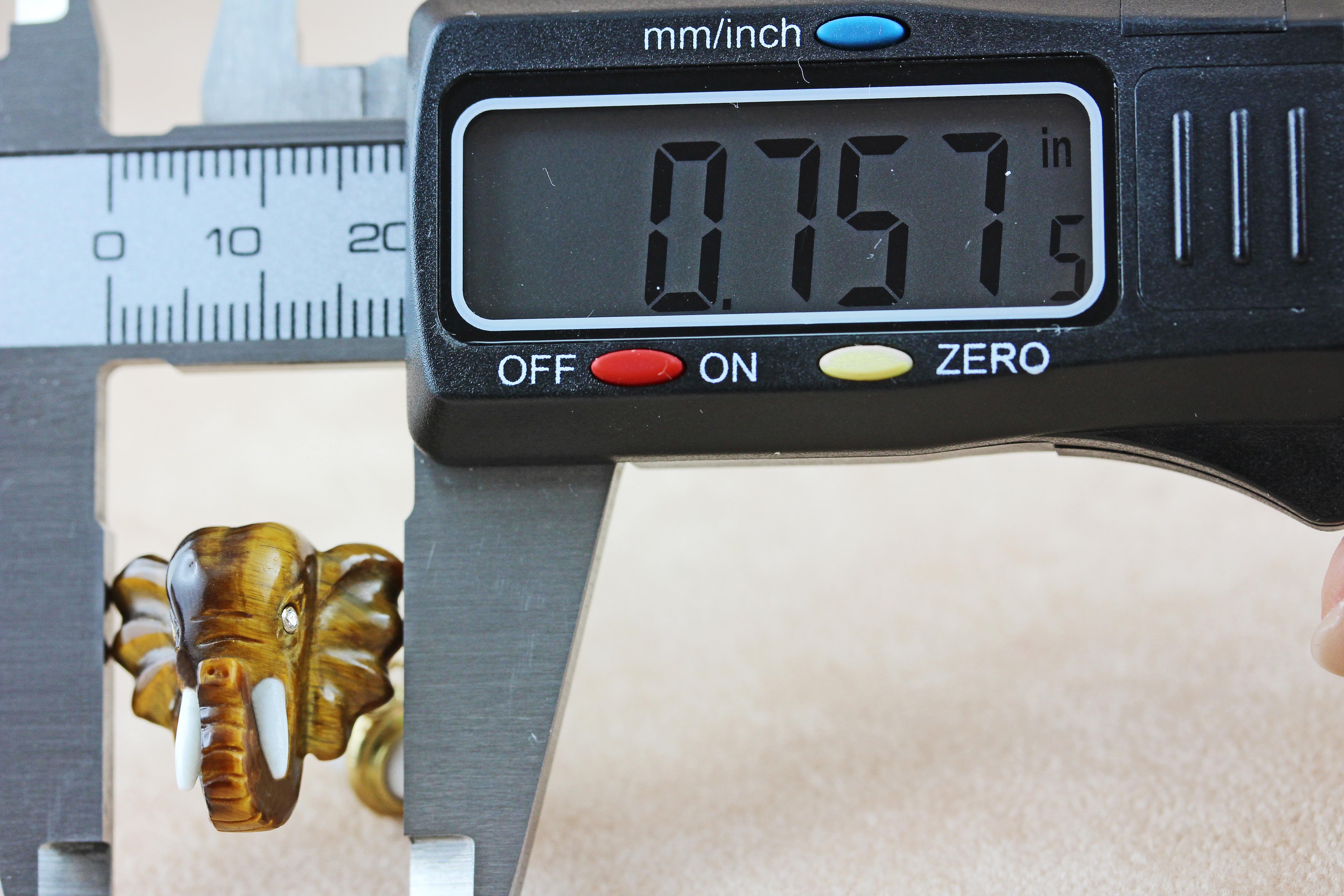 18 Karat Yellow Gold Tiger's Eye Elephant Heads Diamond Cufflinks In New Condition For Sale In Milano, IT