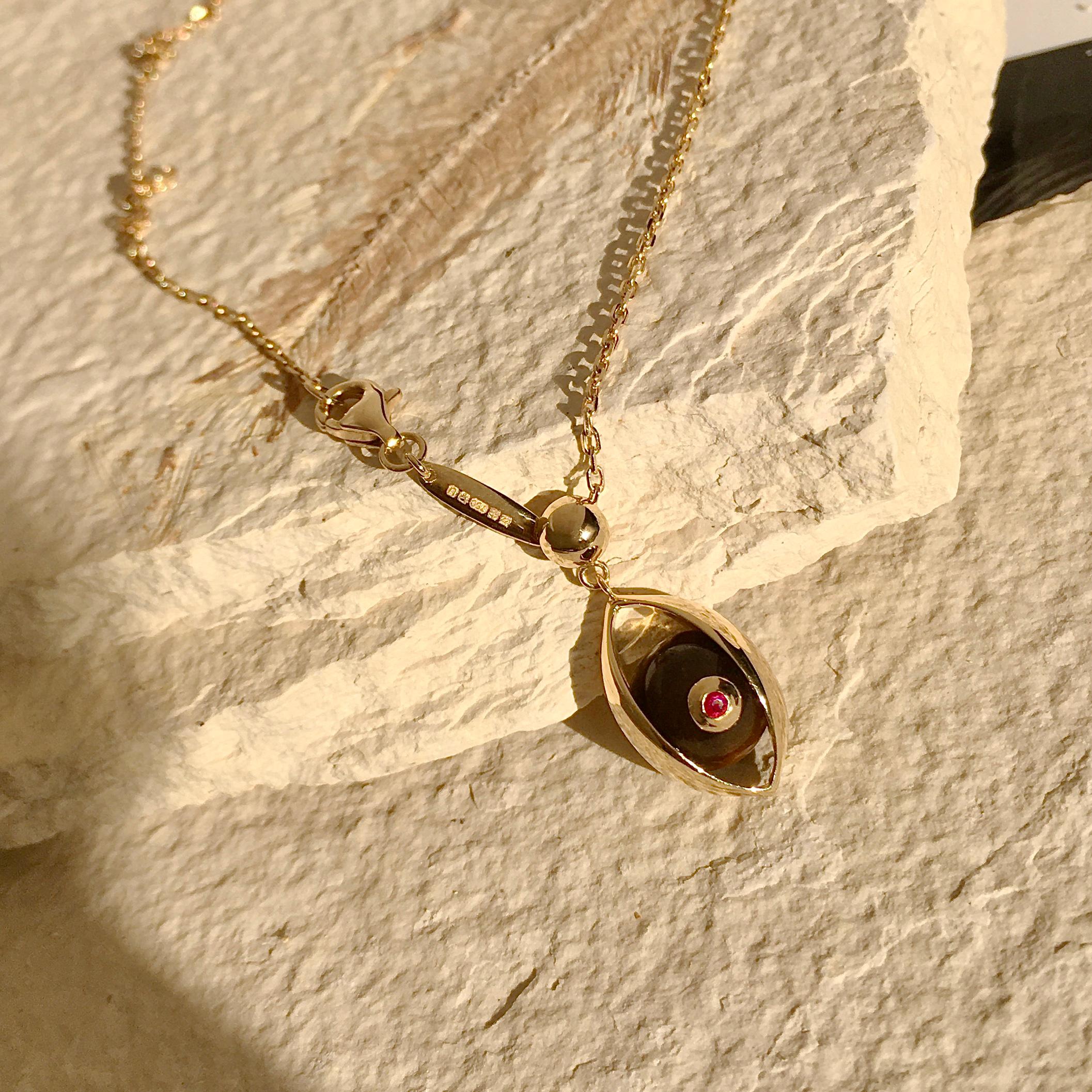 Eye Unisex Chain Pendent Necklace 18 Karat Yellow Gold Tigers Eye Ruby Diamond In New Condition For Sale In London, GB