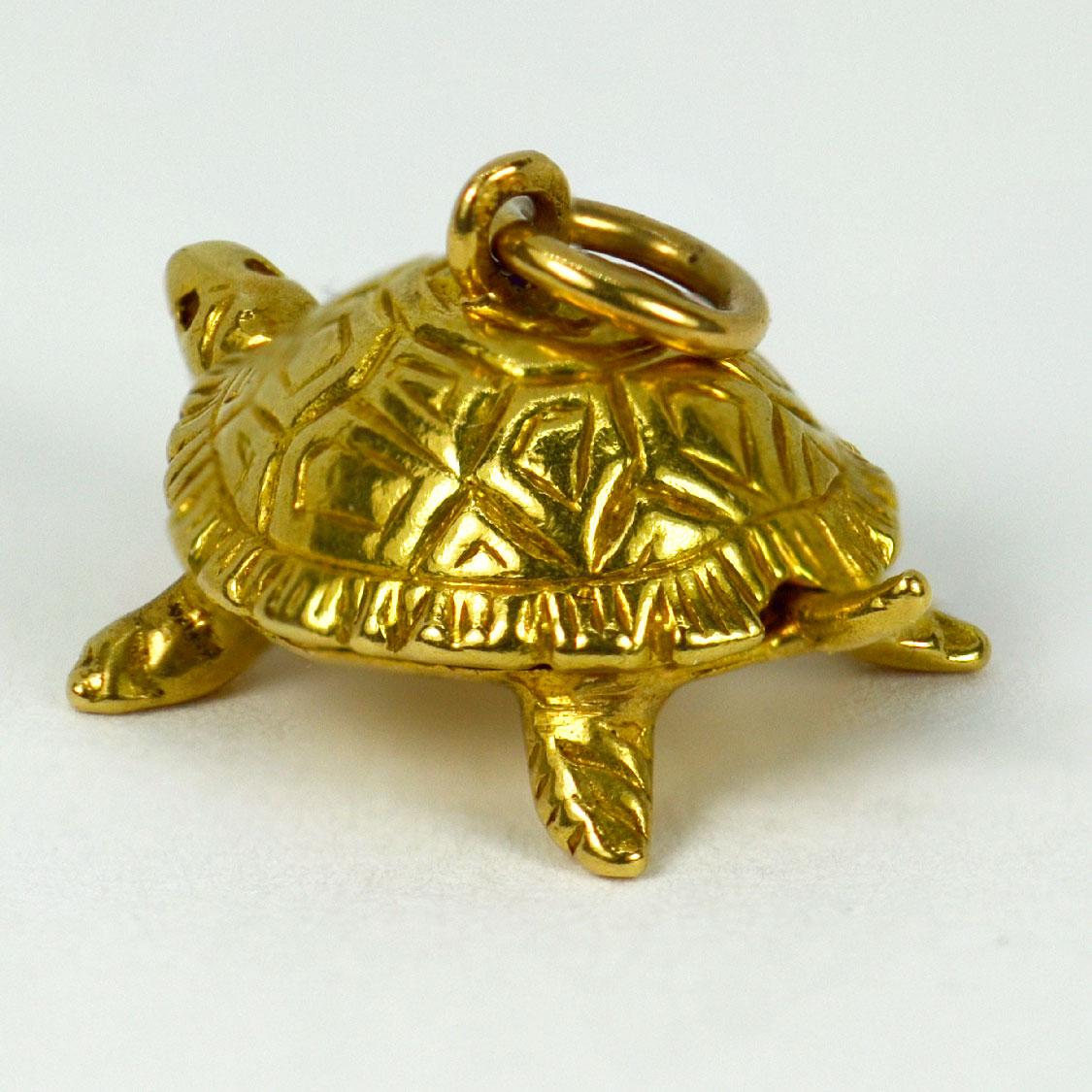 Pendentif à breloques en or jaune 18 carats (18K) représentant une tortue. Estampillé de la marque du hibou pour l'importation française et de l'or 18 carats, ainsi que d'une marque de fabricant inconnue.

Dimensions : 1 x 2 x 1,3 cm (sans anneau de
