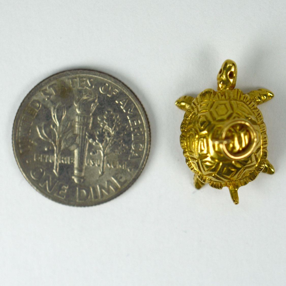 18 Karat Yellow Gold Tortoise Turtle Charm Pendant In Good Condition For Sale In London, GB