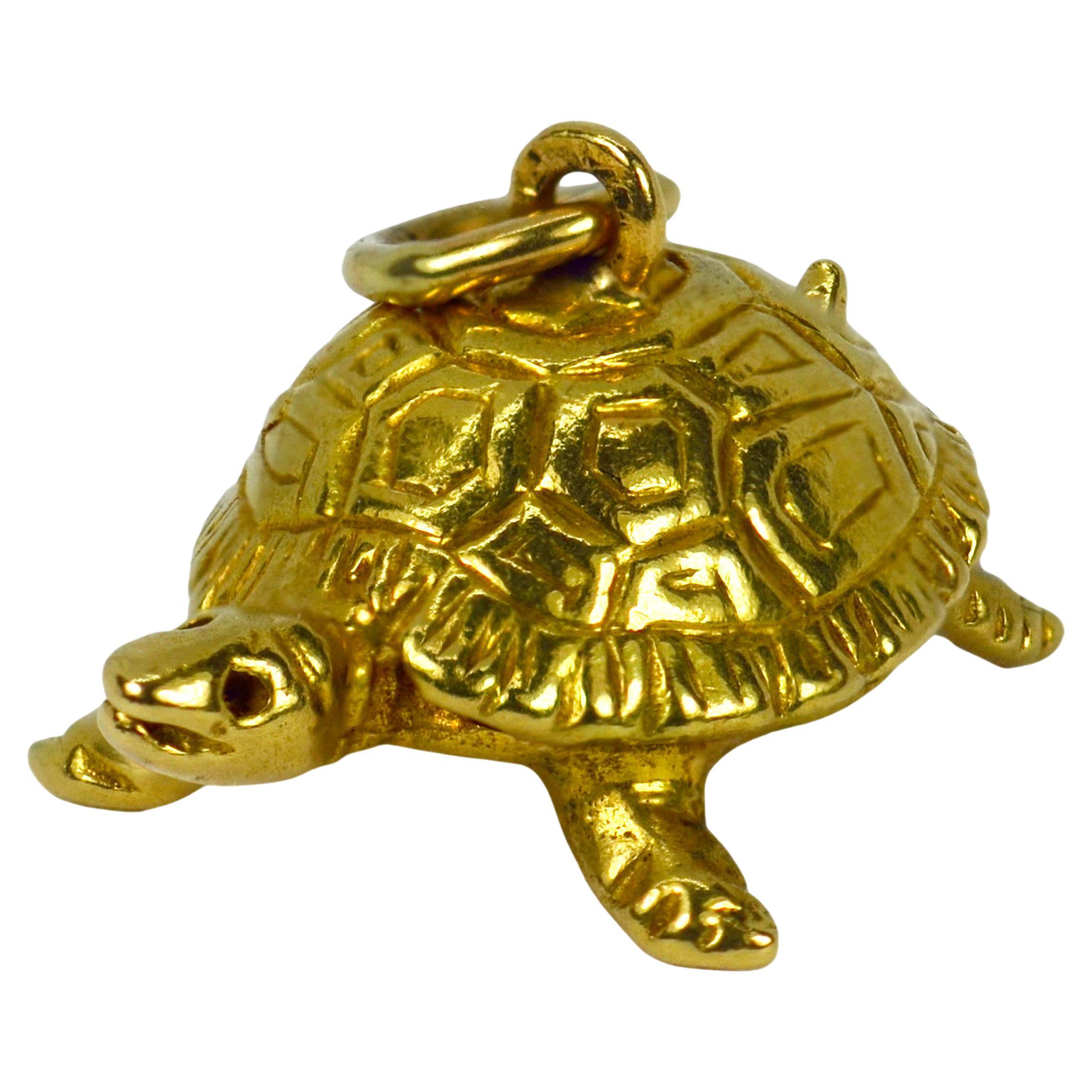Pendentif breloque tortue en or jaune 18 carats en vente