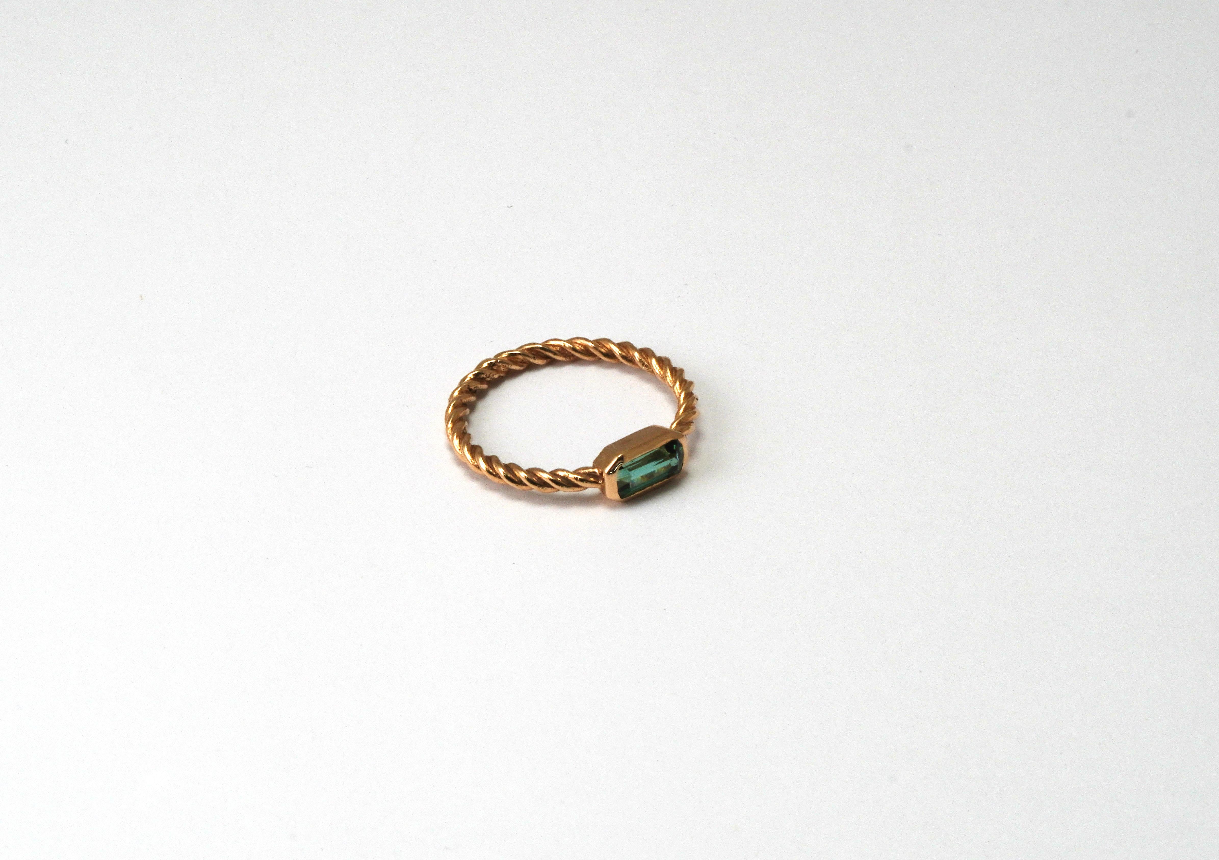 Taille émeraude Bague en or jaune 18 carats avec tourmaline indicolite en vente
