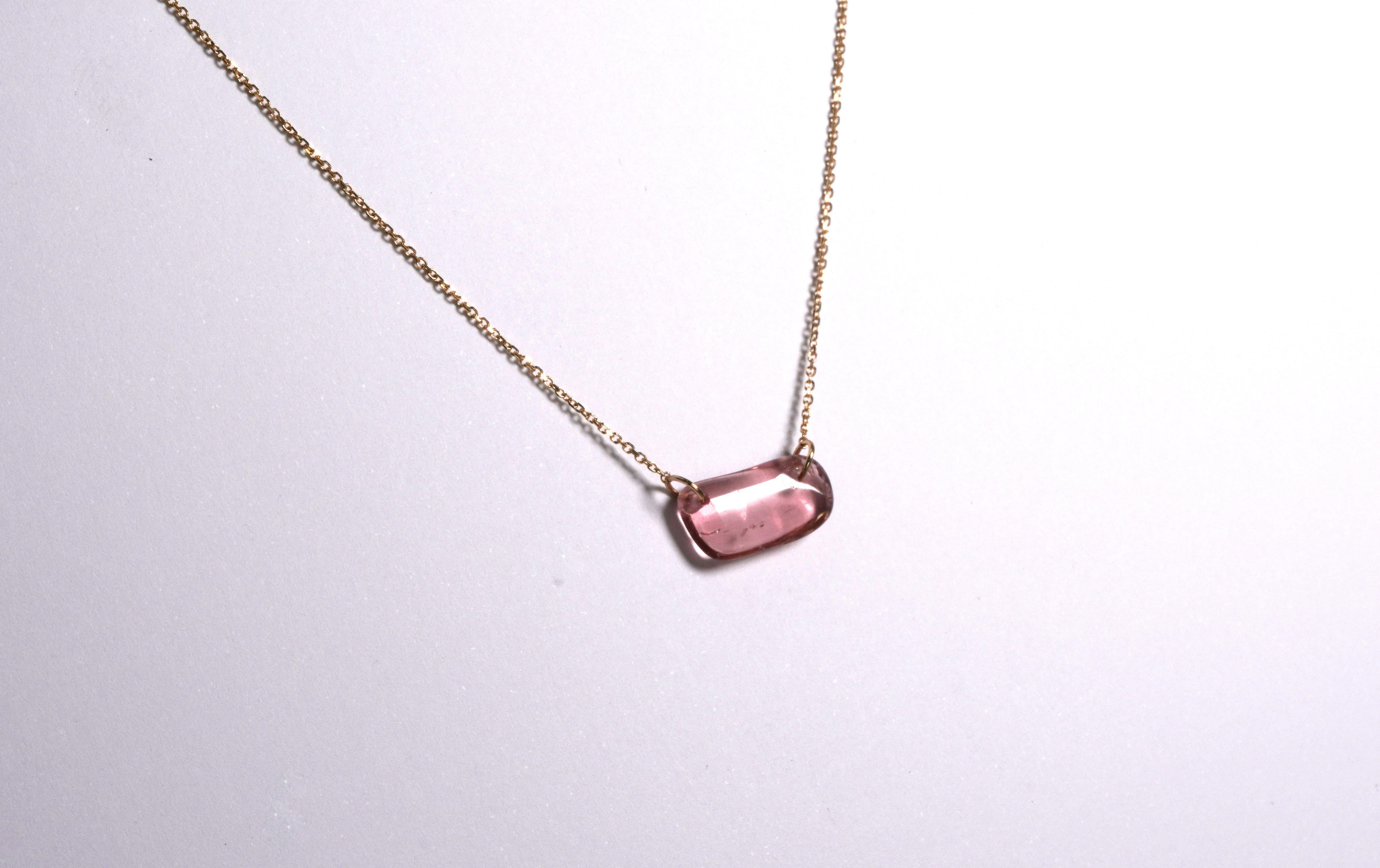 18 kt Gold Necklace with Tourmaline Rubellite
Gold color: Yellow
Dimensions: 44 cm Length
Total weight: 2.03 grams

Set with:
- Tourmaline Rubellite
Cut: Cabochon
Color: Pink