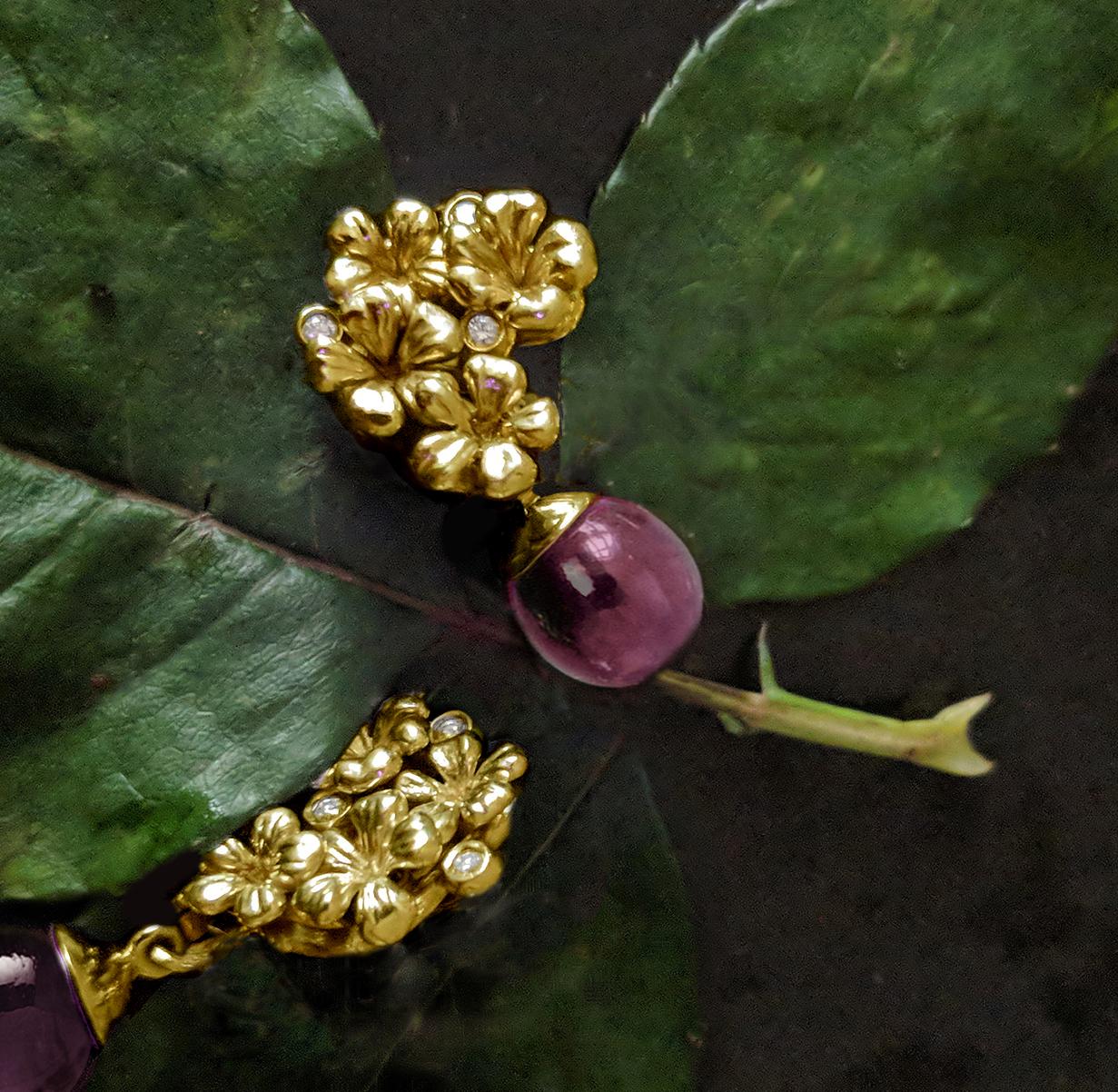 Die Brosche Plum Blossom aus 18 Karat Gelbgold mit einem abnehmbaren Rosenquarz-Tropfen, besetzt mit 3 runden Diamanten, ist ein zeitgenössisches Schmuckstück, das in der Vogue UA besprochen wurde. Der Cabochon-Zitronenquarz kann leicht durch andere