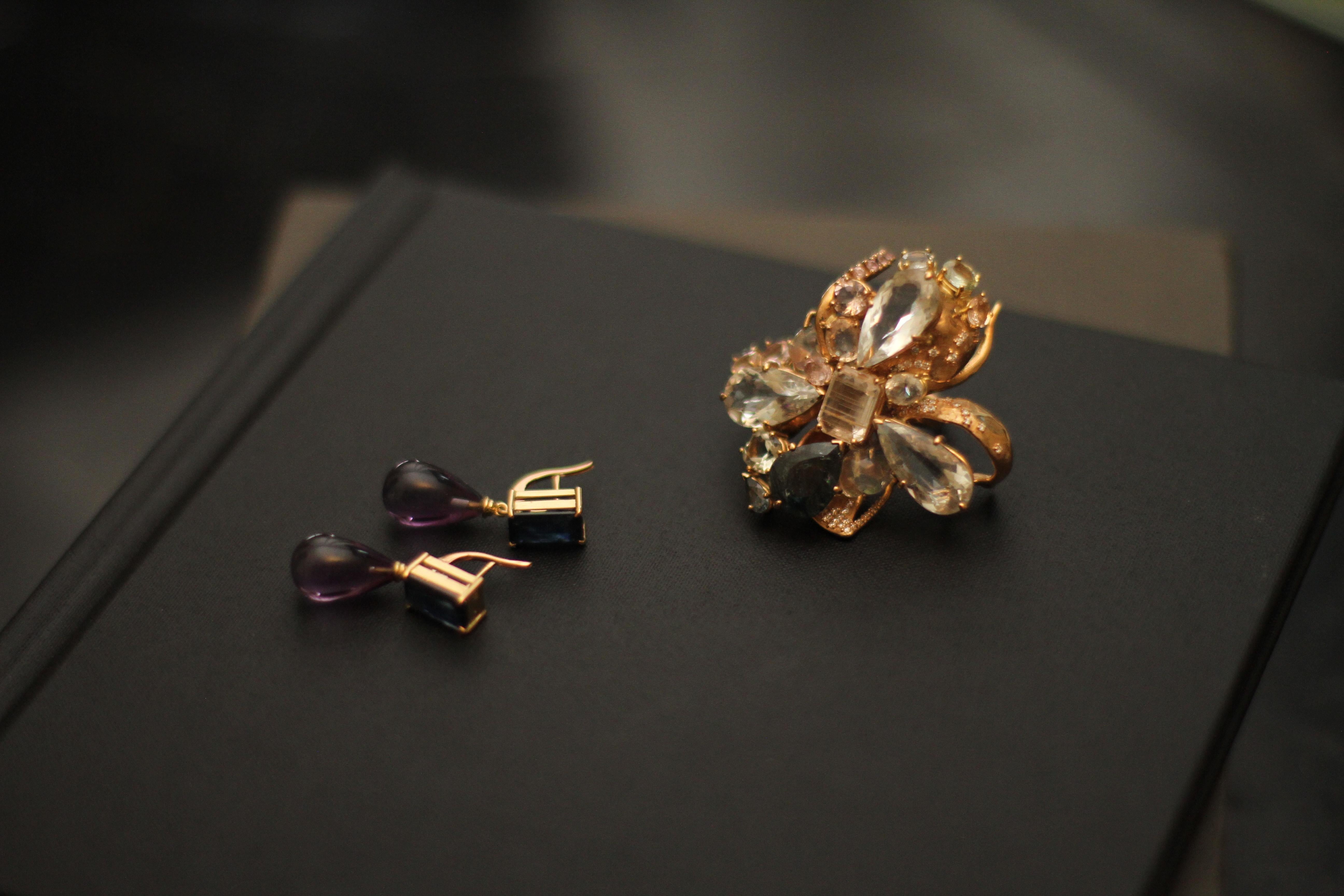 Eighteen Karat Yellow Gold Sapphires Contemporary Stud Earrings with Amethysts For Sale 9