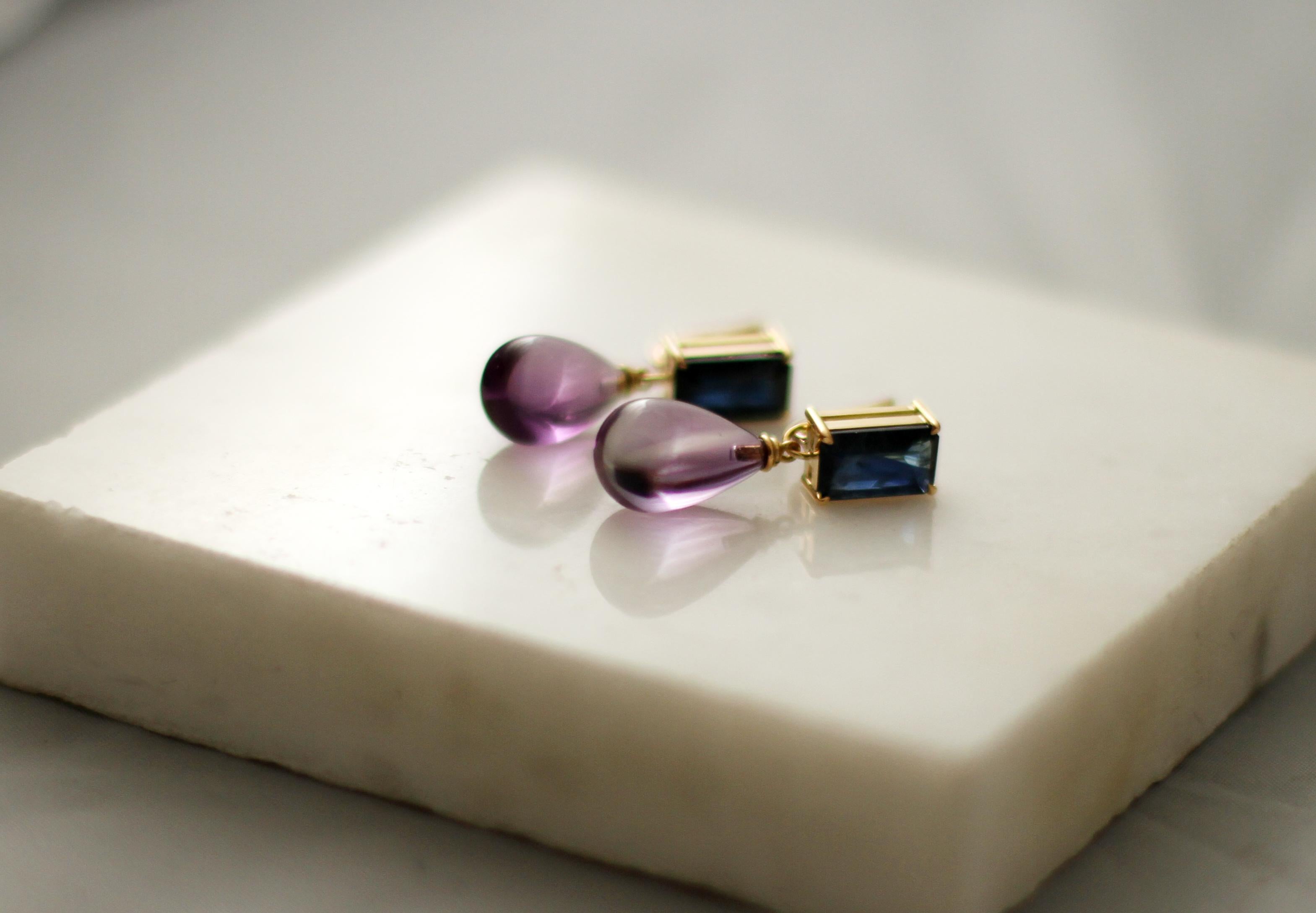 Cabochon Eighteen Karat Yellow Gold Sapphires Contemporary Stud Earrings with Amethysts For Sale