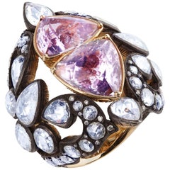 18 Karat Yellow Gold Trillion Cut Kunzite Ring with 12.07 Carat White Diamonds