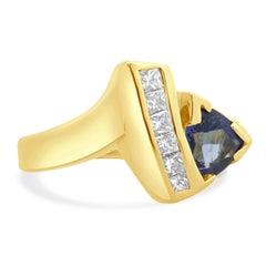 18 Karat Gelbgold Ring mit Tansanit im Trillionenschliff und Diamanten
