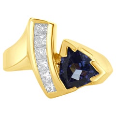 18 Karat Gelbgold Ring mit Tansanit im Trillionenschliff und Diamanten