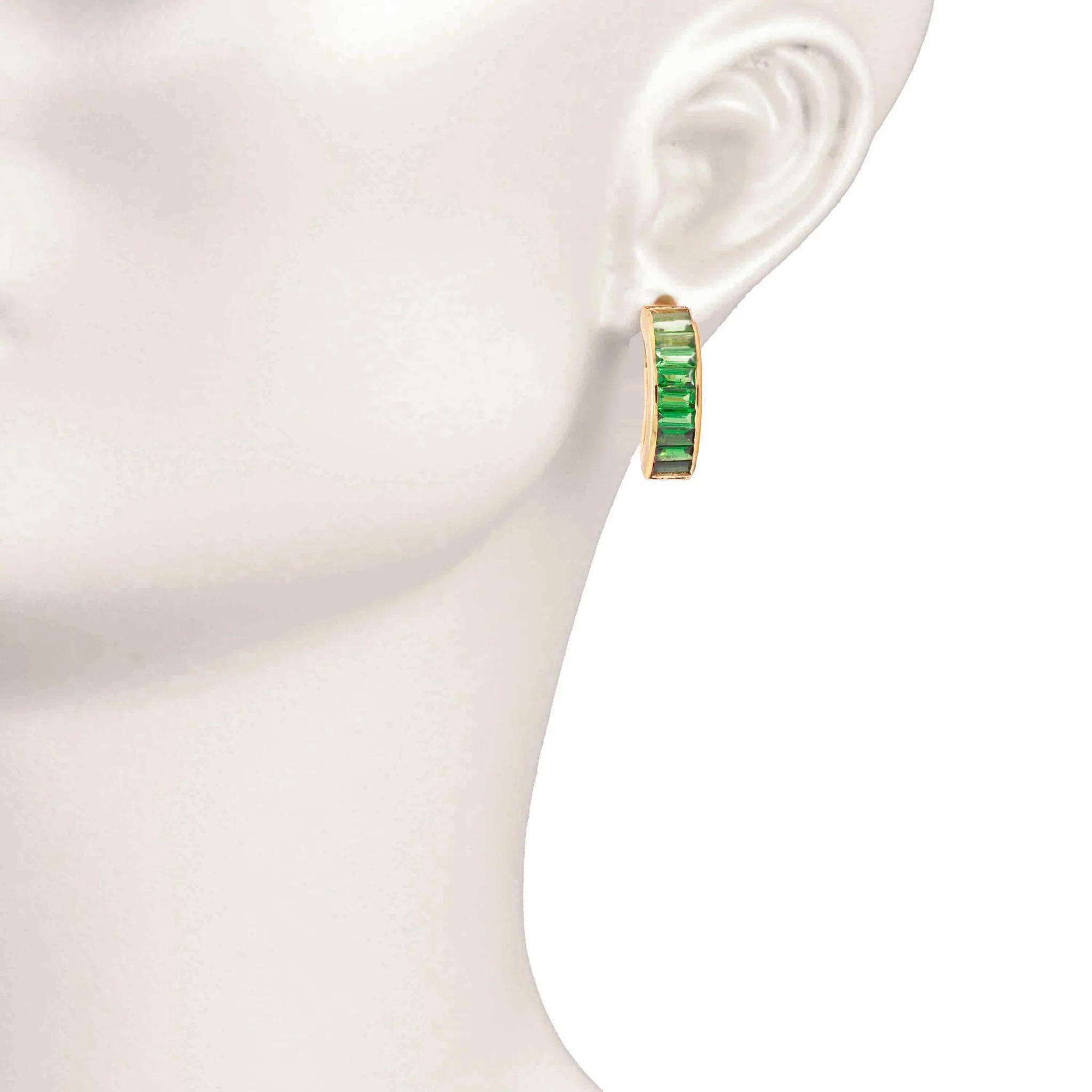 Les boucles d'oreilles en tsavorite verte rehaussent l'élégance en alliant allure naturelle et sophistication contemporaine. Ces boucles d'oreilles présentent une barre élégante ornée de pierres précieuses en tsavorite d'un vert éclatant, capturant