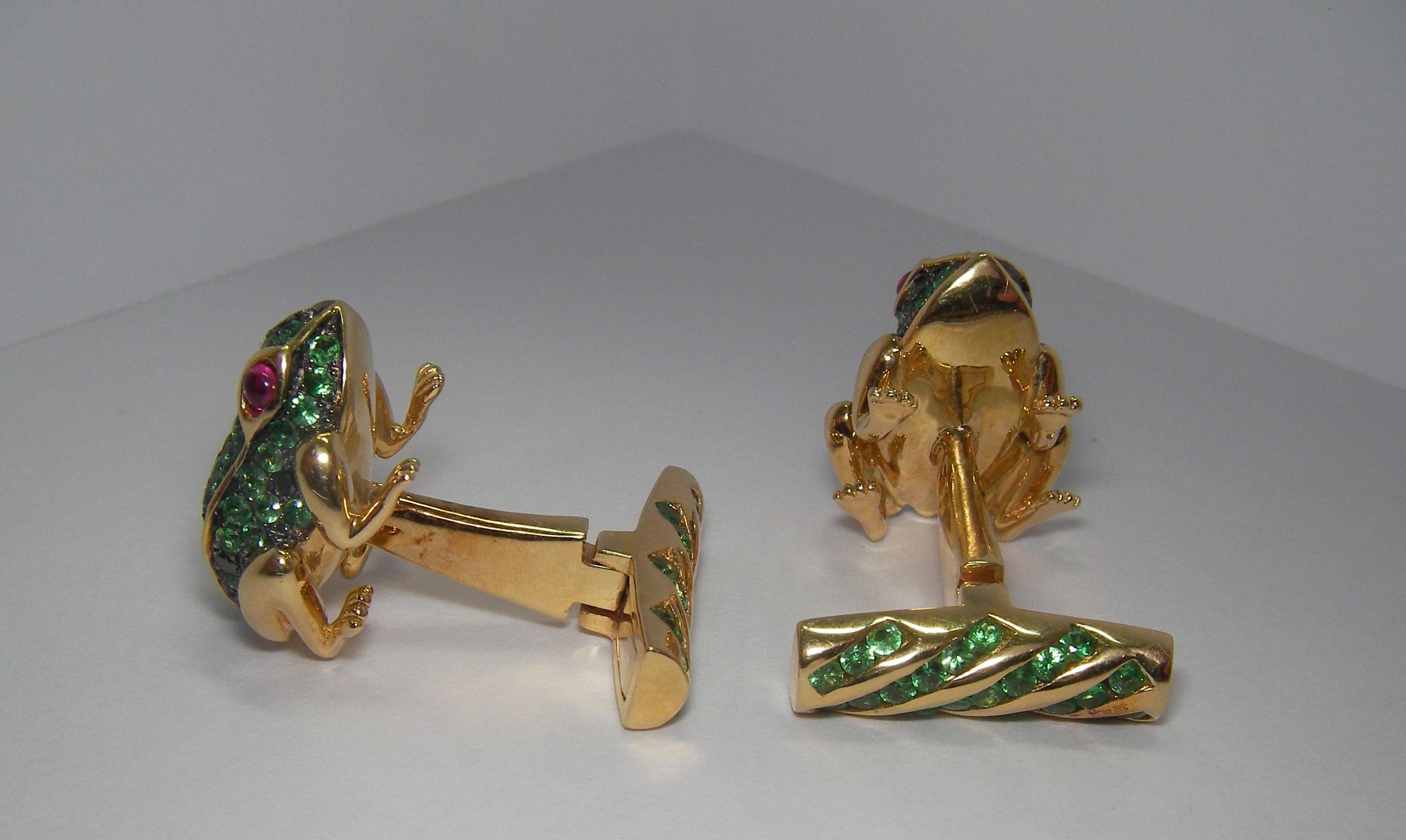 18 Karat Yellow Gold Tsavorite Ruby and Black Diamond Cufflinks In New Condition For Sale In Duesseldorf, DE