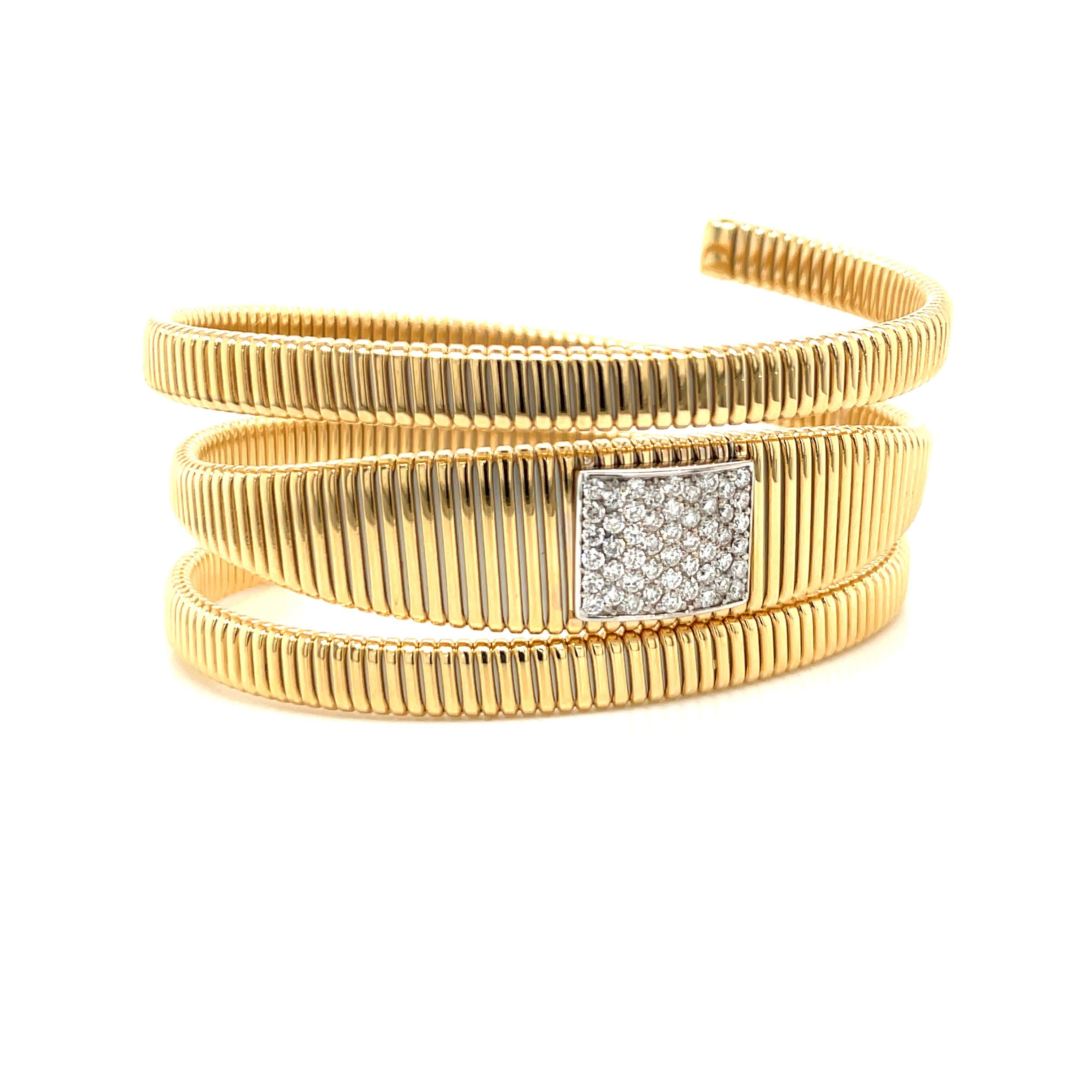 Contemporain Bracelet enveloppant Tubogas en or jaune 18 carats et diamants de 0,74 carat, 34.3 grammes, Italie en vente