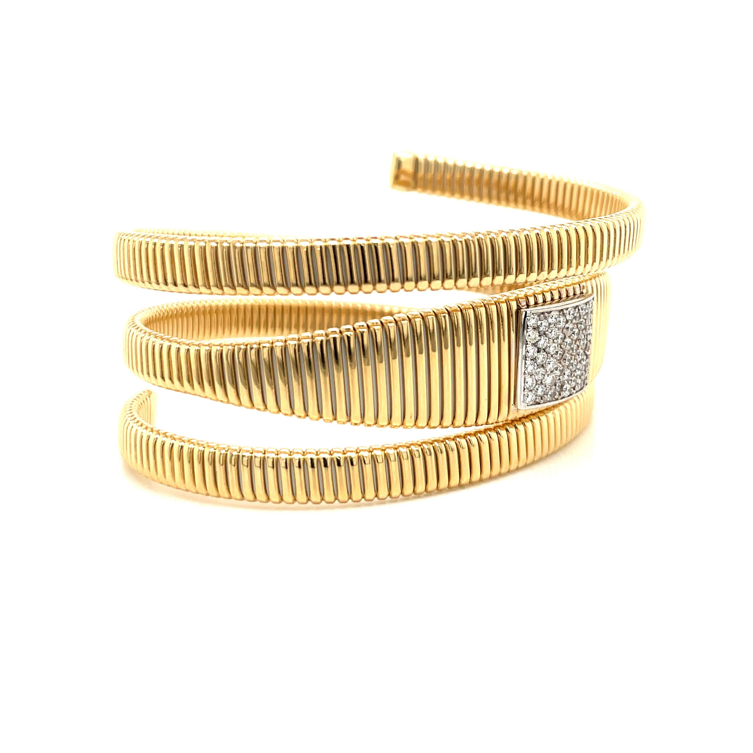 Taille ronde Bracelet enveloppant Tubogas en or jaune 18 carats et diamants de 0,74 carat, 34.3 grammes, Italie en vente