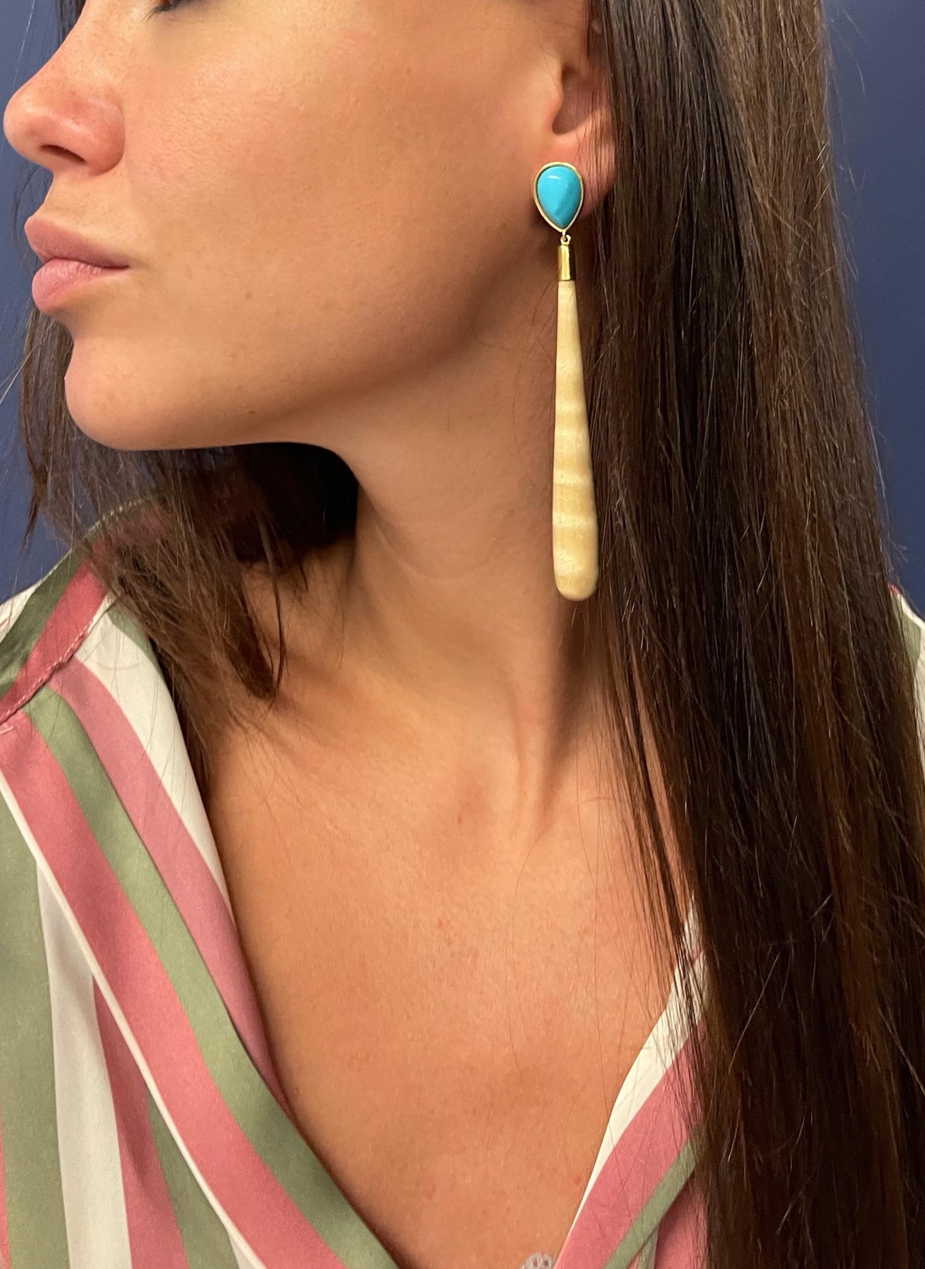 Elegant and modern this pair of earrings is made in 18 carat yellow gold, embellished by pear shape drop cabochon in turquoise and pendant in white maple, totally hands carved these earrings are perfect to any occasion .

Total weight (2 earring):