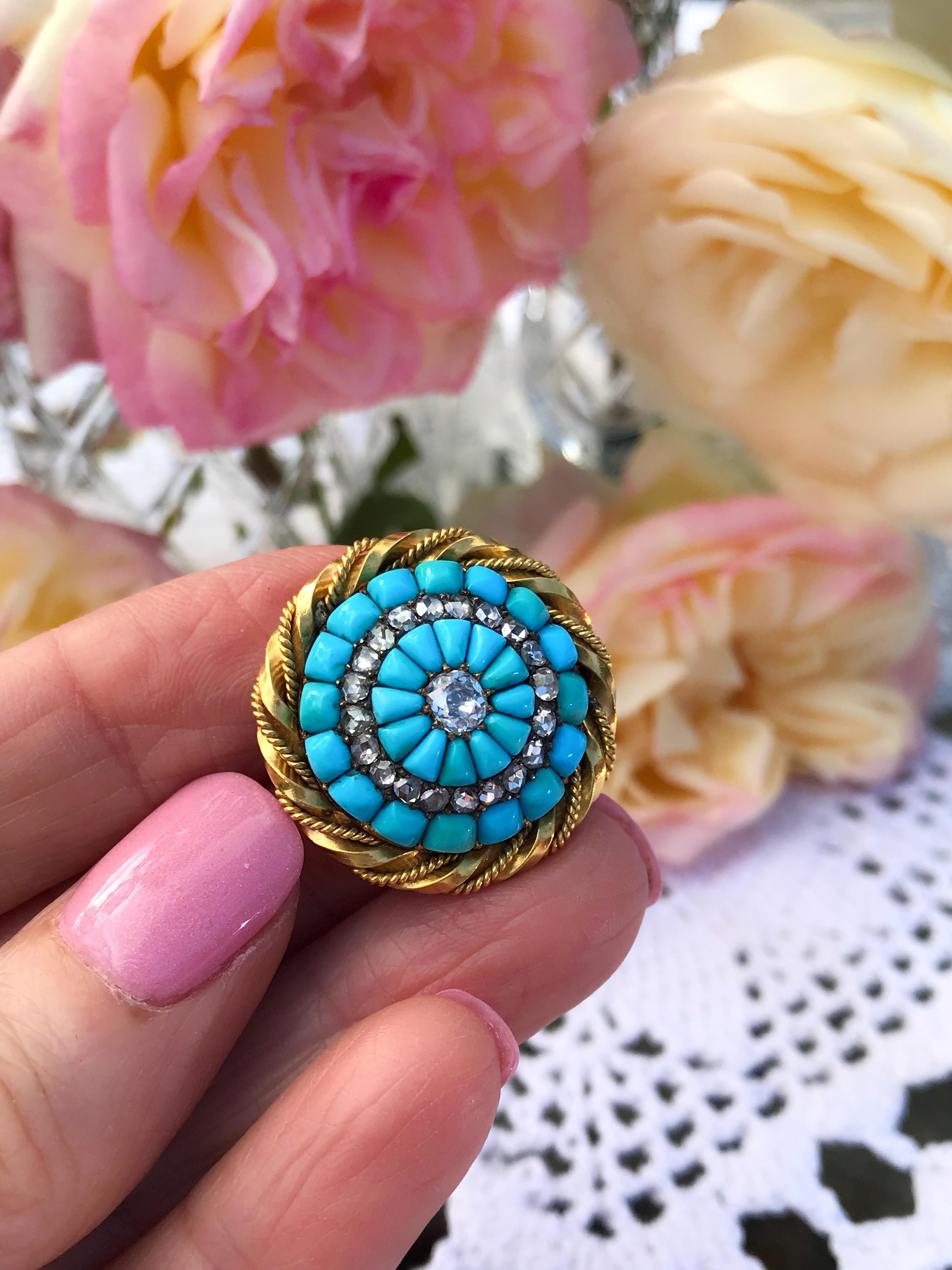 18 Karat Yellow Gold Turquoise and Diamond Set Brooch In Good Condition For Sale In QLD , AU